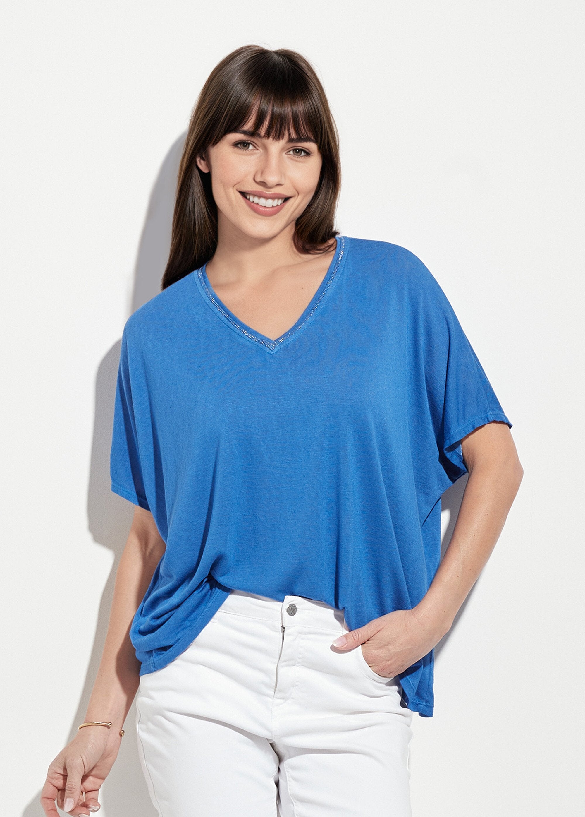 Camiseta_metalizada_con_cuello_en_V_y_mangas_kimono_azul_brillante_FA1_slim