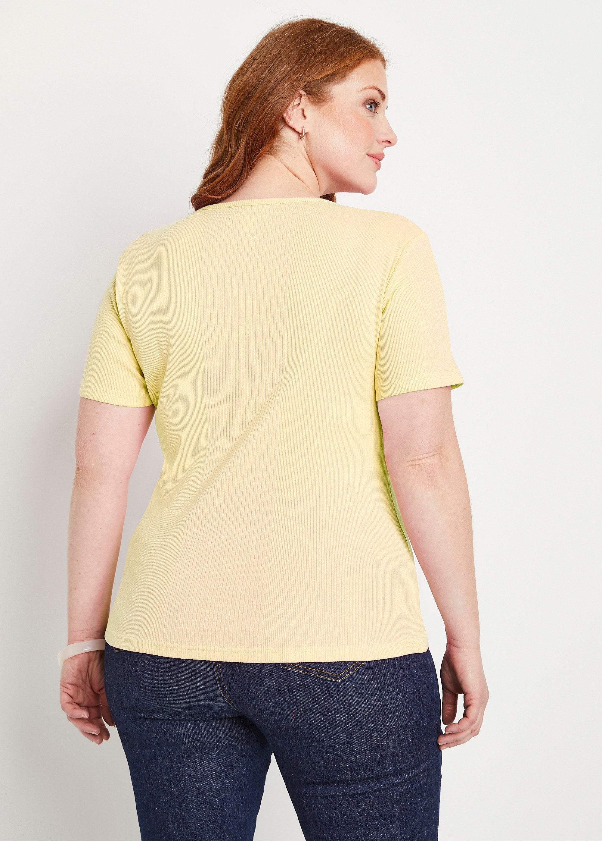 Camiseta_corta_de_punto_canalé_con_cuello_redondo_AMARILLO_DO1_curvy