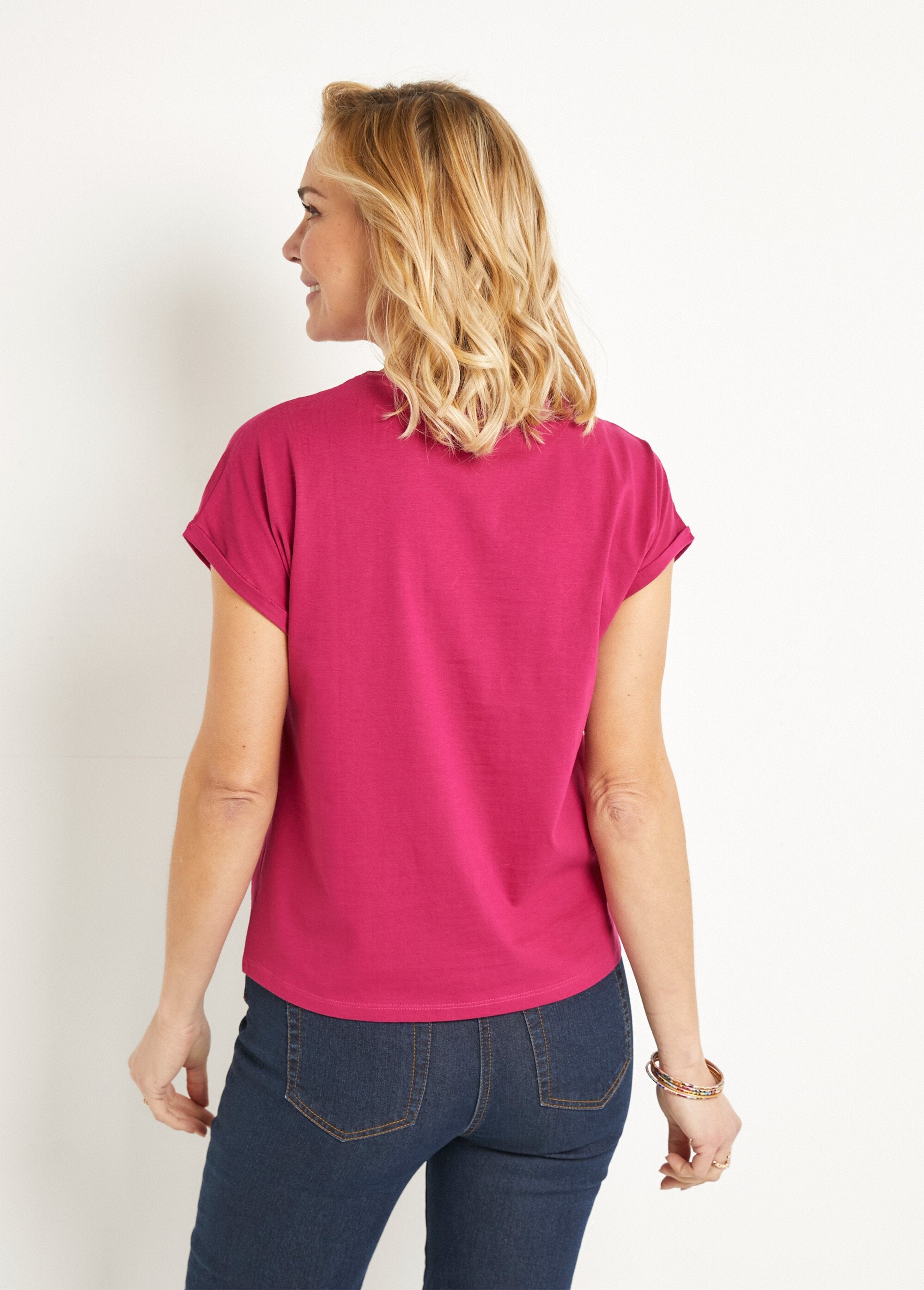Camiseta_de_algodón_lisa_con_mangas_cortas_y_lentejuelas._Cassis_DO1_slim