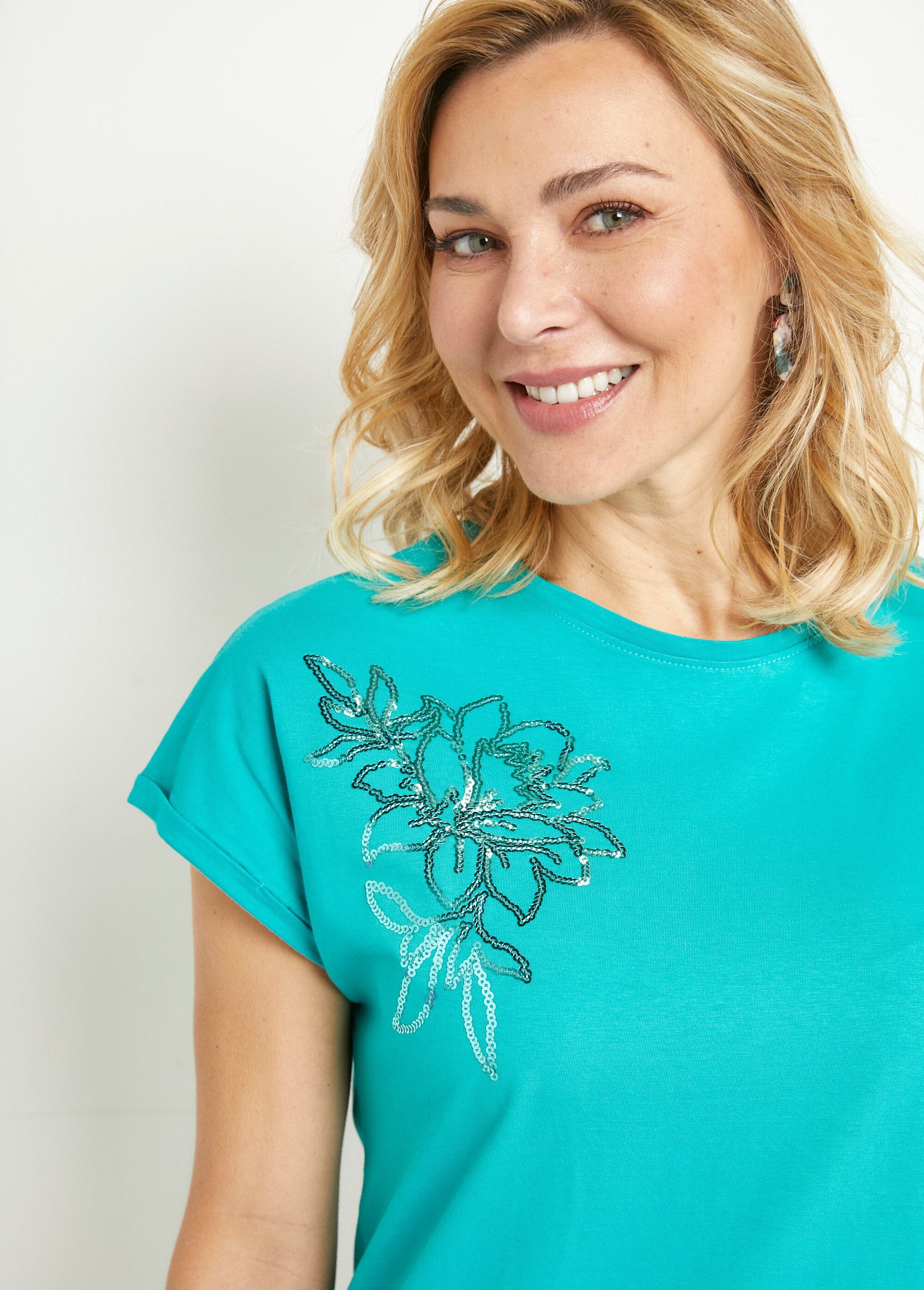 Camiseta_de_algodón_lisa_con_mangas_cortas_y_lentejuelas._Turquesa_DE1_slim