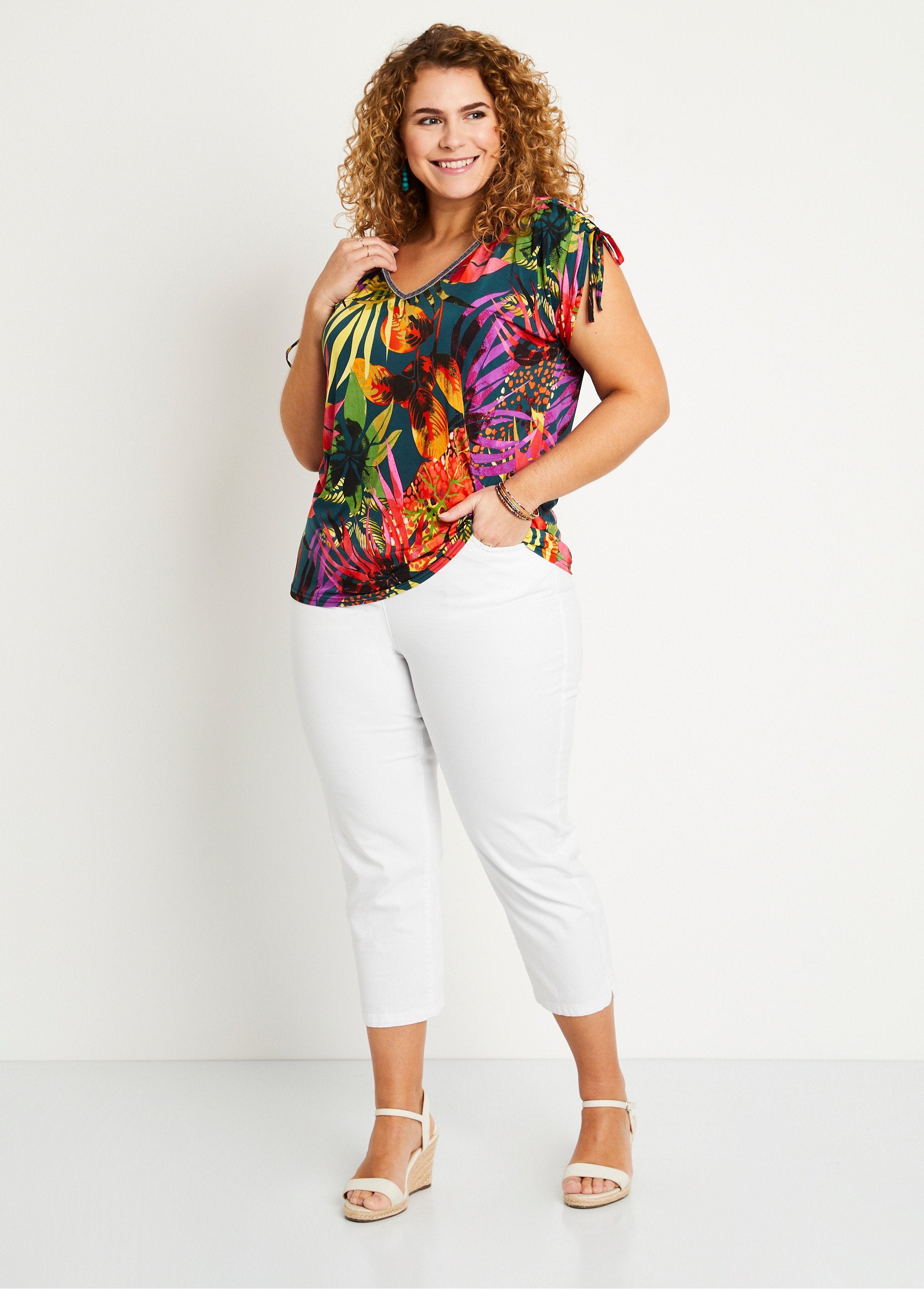 Camiseta_corta_holgada_con_estampado_exótico_y_cuello_en_V_Multicolor_SF1_curvy