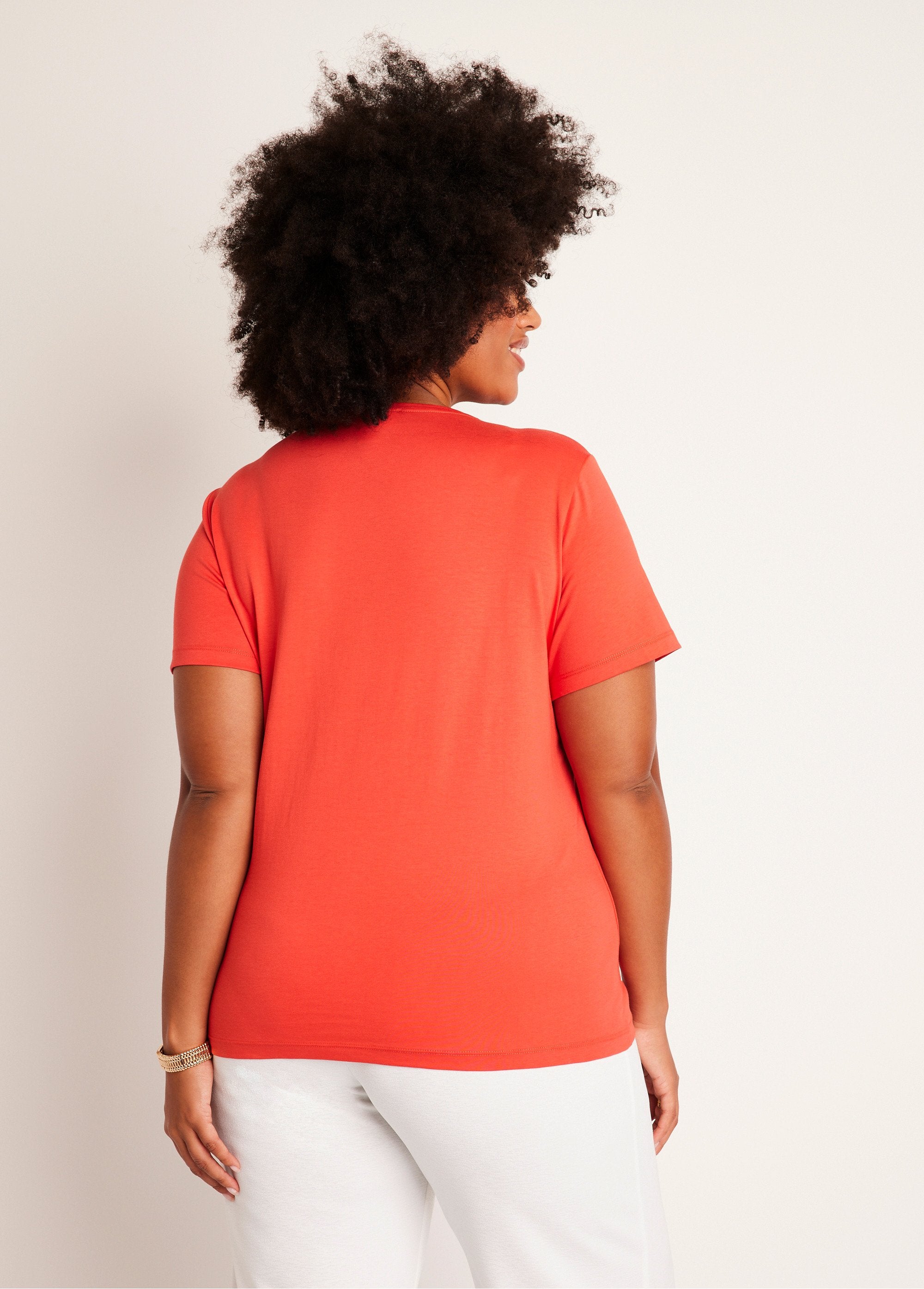 Camiseta_cropped_bordada_de_manga_corta_naranja_DO1_curvy