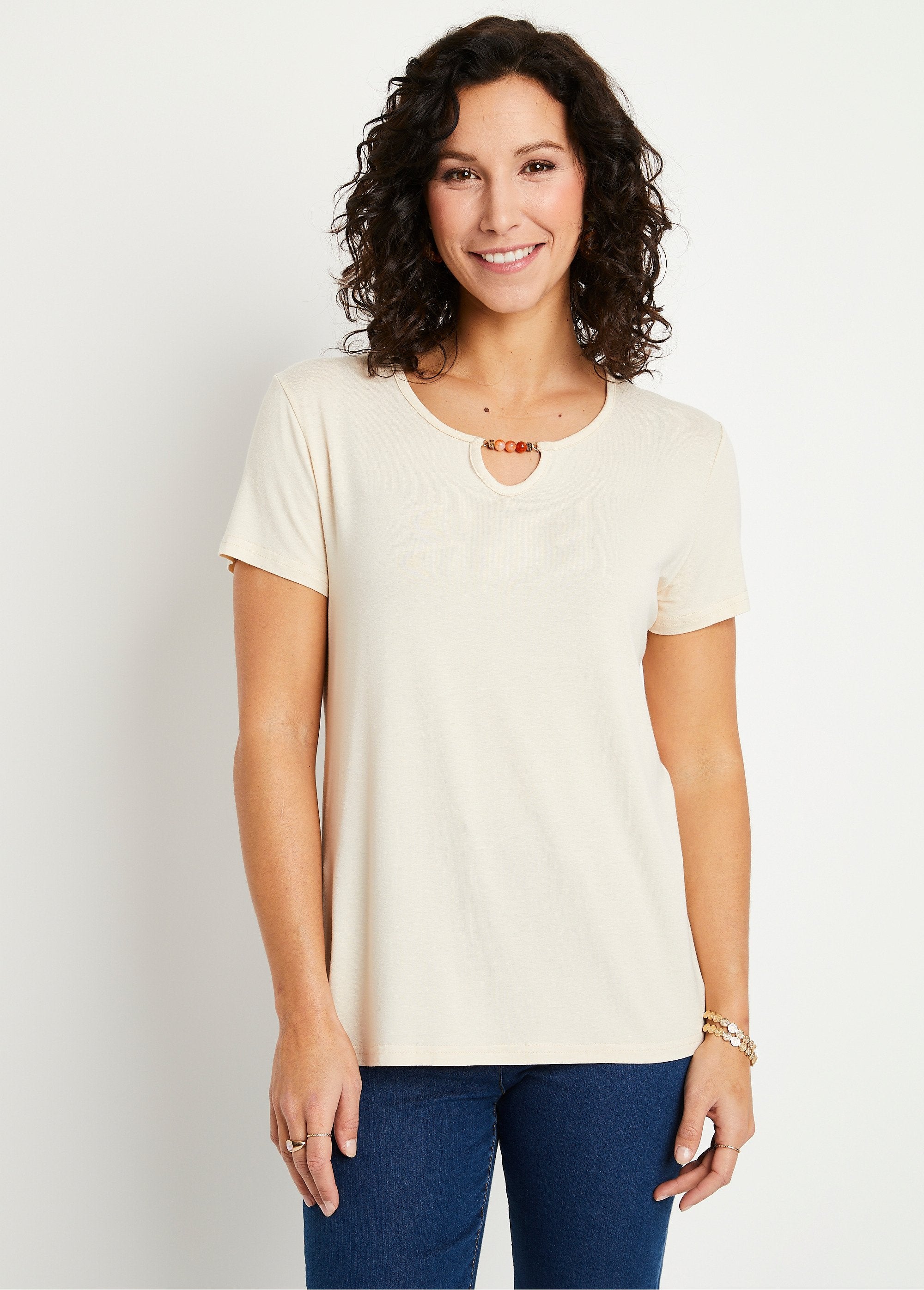 Camiseta_corta_pedrería_cuello_redondo_beige_liso_FA1_slim