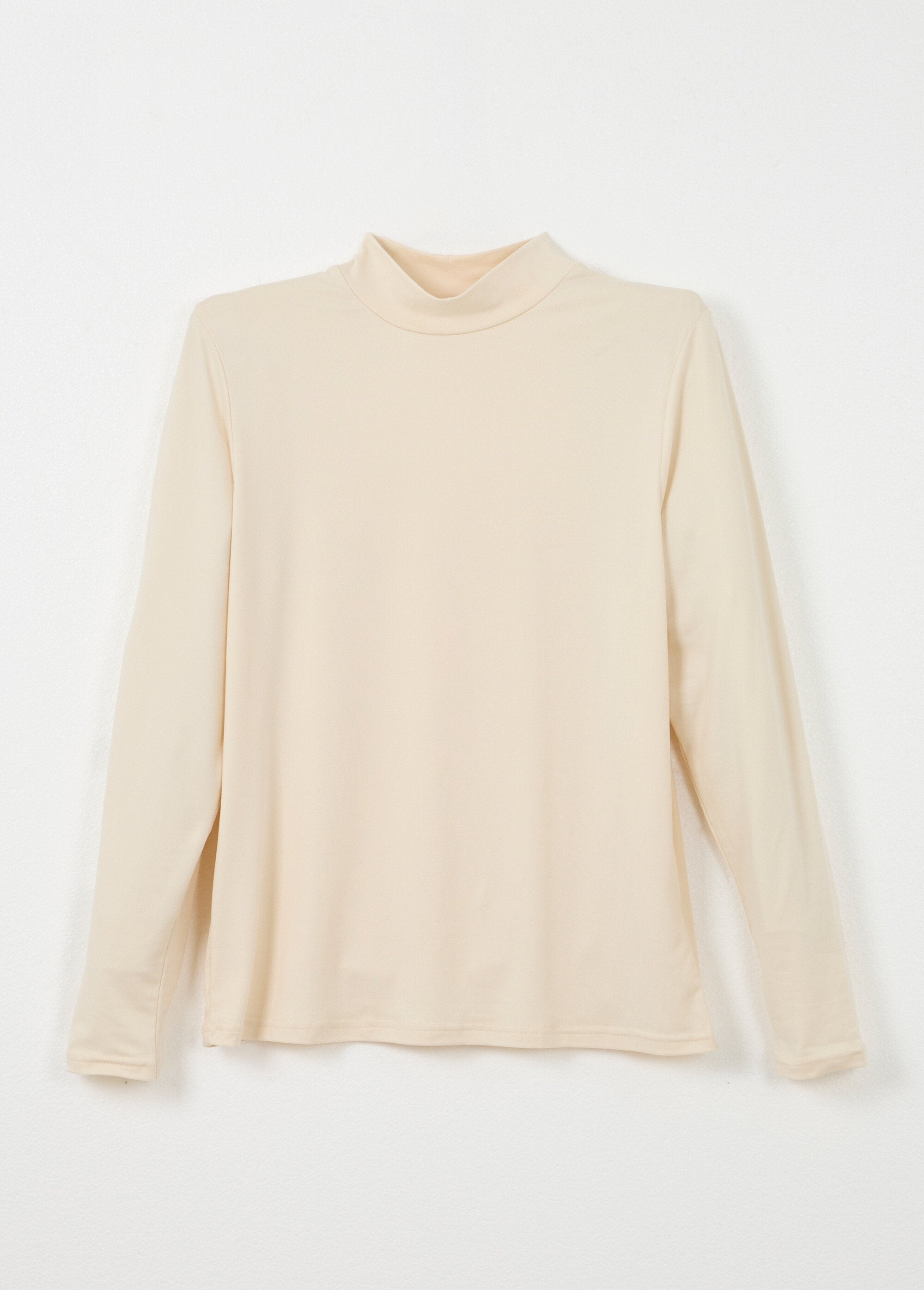 Camiseta_suave_de_manga_larga_y_cuello_alto._Crudo_AP1_slim