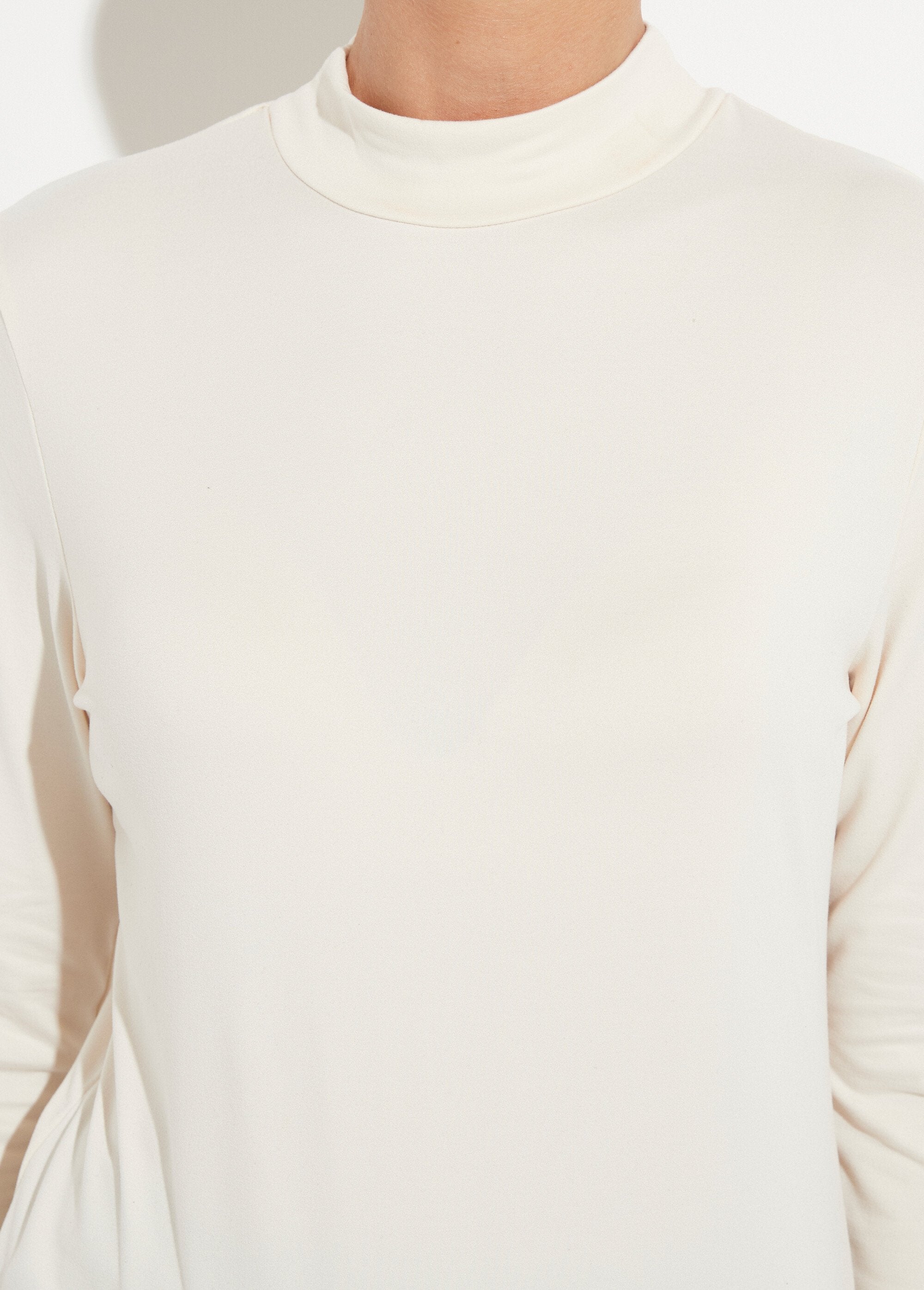 Camiseta_suave_de_manga_larga_y_cuello_alto._Crudo_DE1_slim