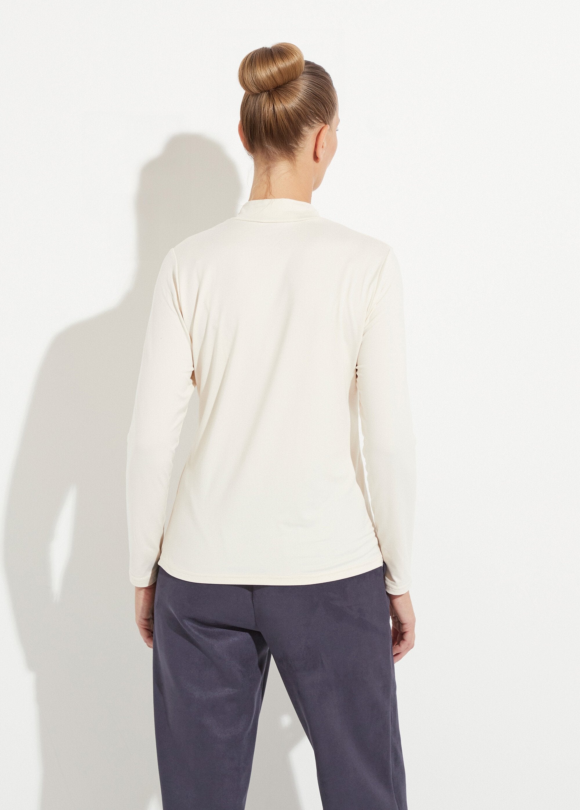 Camiseta_suave_de_manga_larga_y_cuello_alto._Crudo_DO1_slim
