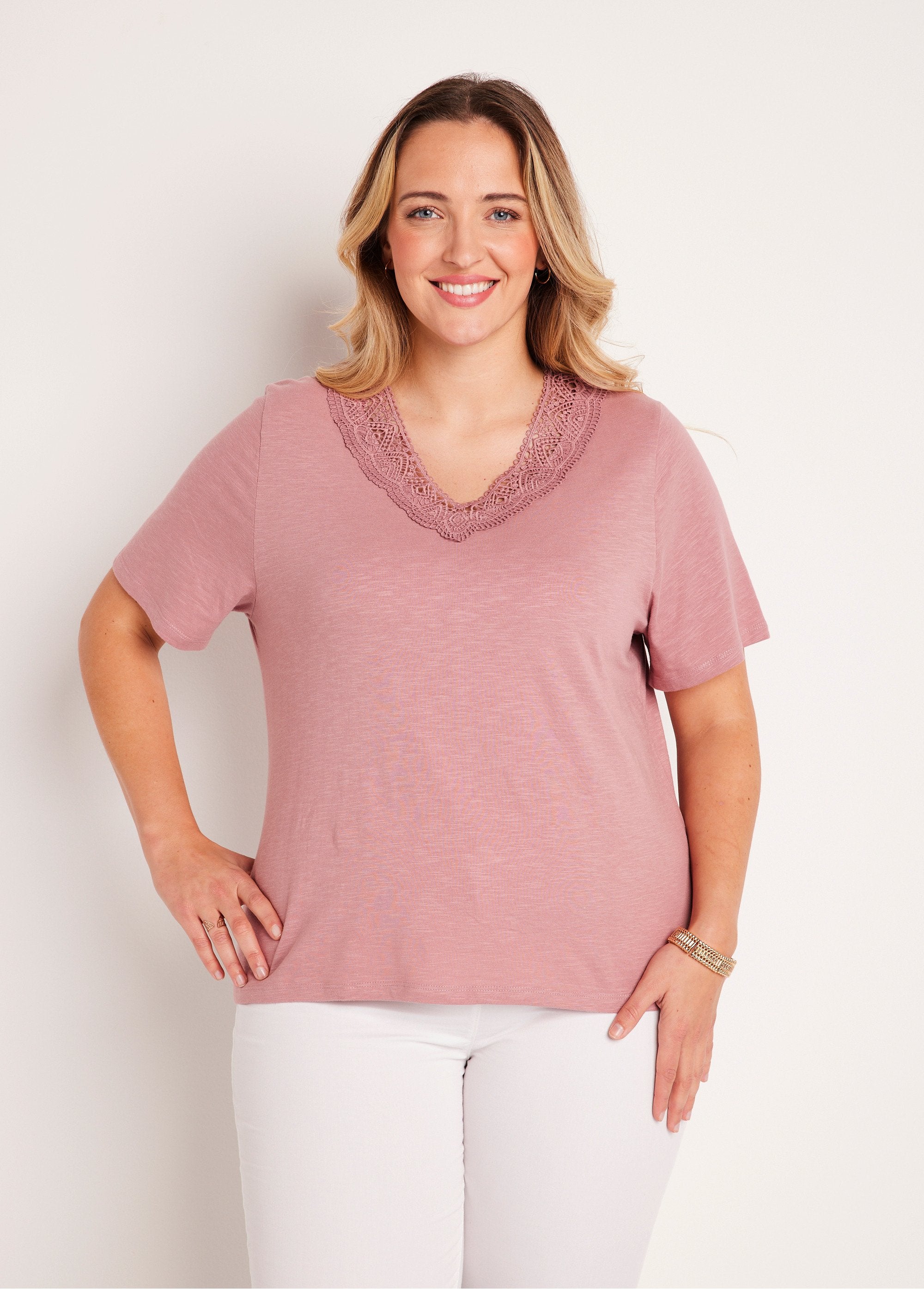 Camiseta_de_manga_corta_de_algodón_y_macramé_Rosa_FA1_curvy