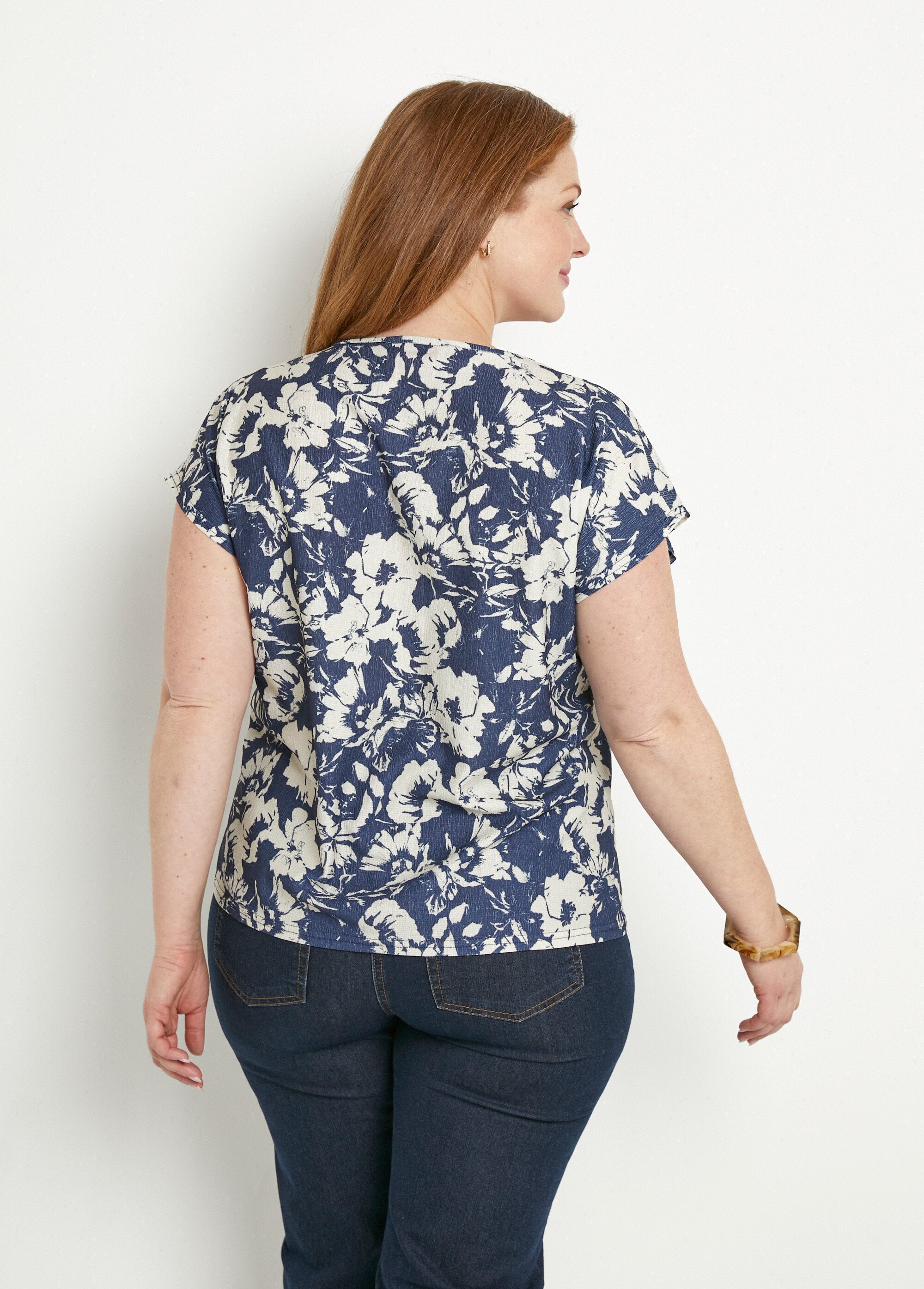 Camiseta_de_manga_corta_lisa_o_con_estampado_de_flores_Azul_marino_y_beige_DO1_curvy