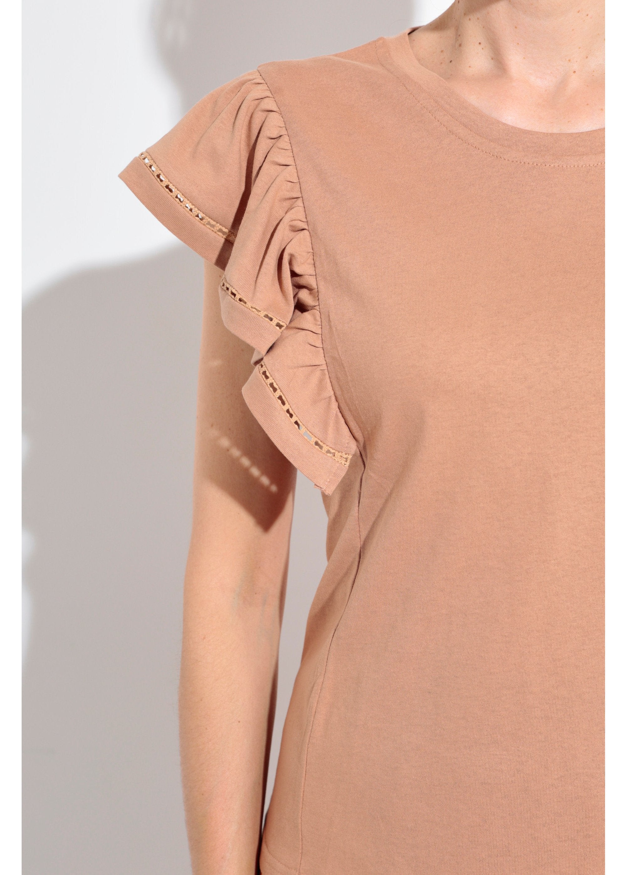 Camiseta_de_manga_corta_con_volantes_calados_camello_DE1_slim