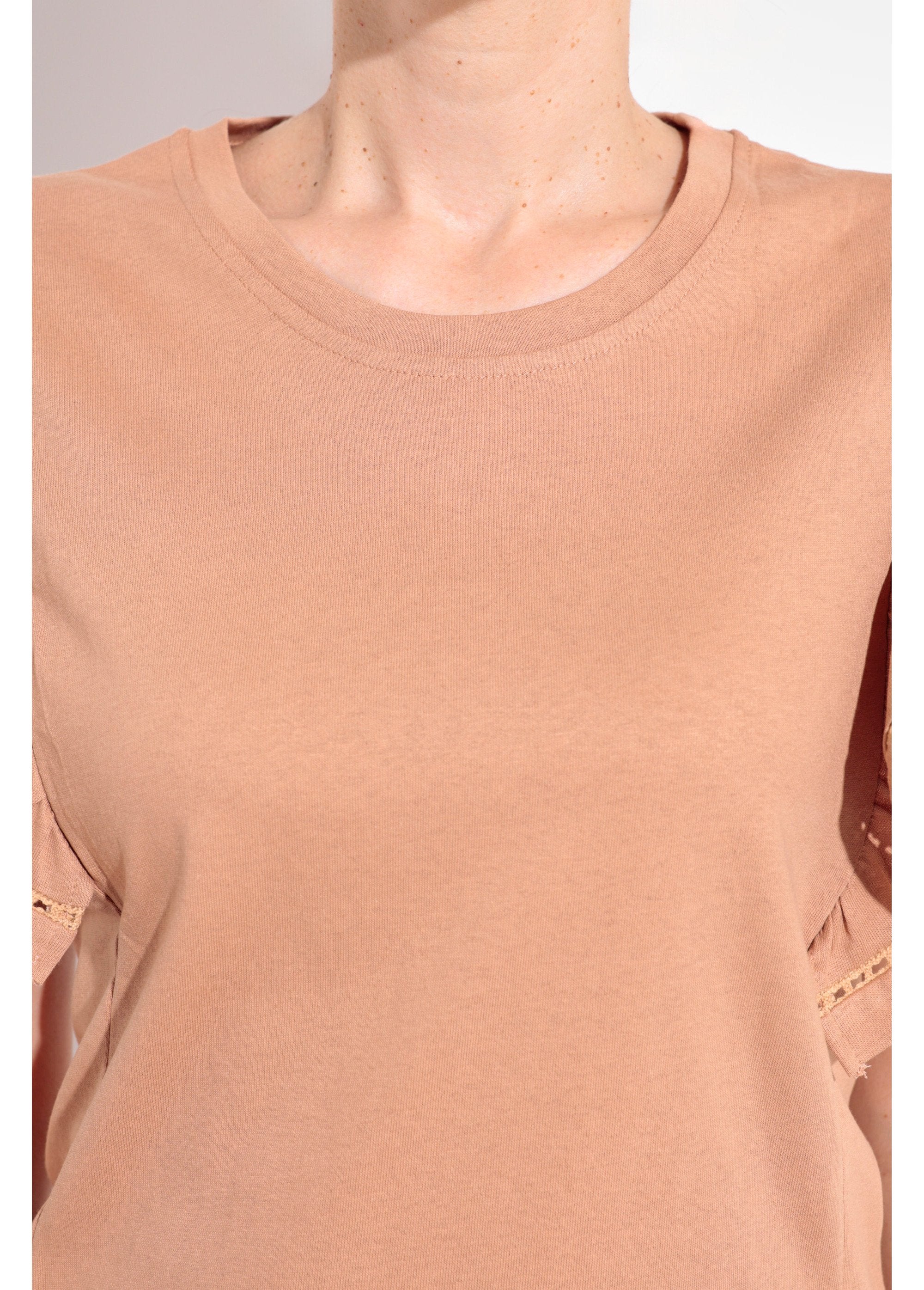 Camiseta_de_manga_corta_con_volantes_calados_camello_DE2_slim