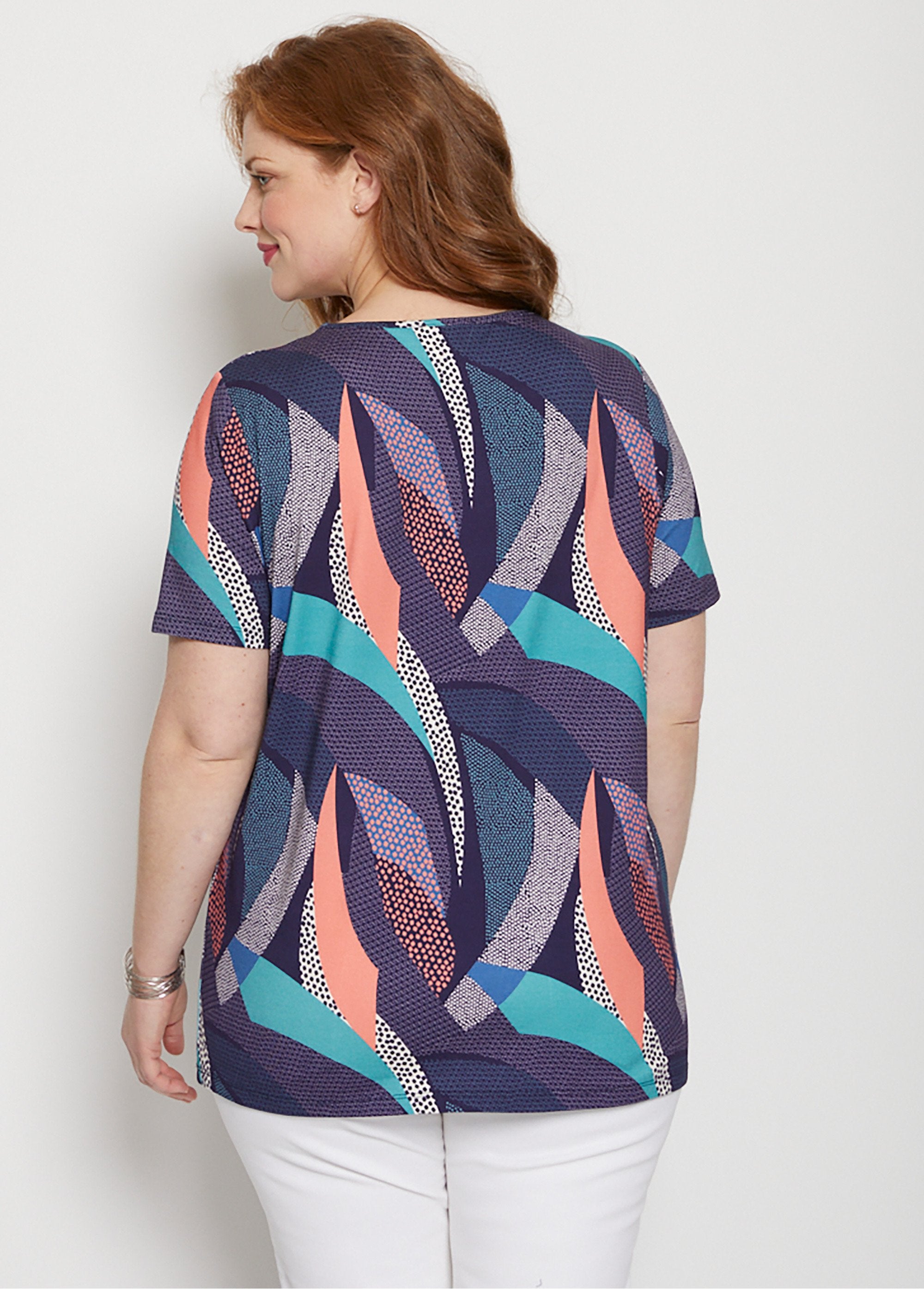 Camiseta_de_punto_con_cuello_de_pico_y_ribete_iridiscente_azul_y_esmeralda_DO1_curvy