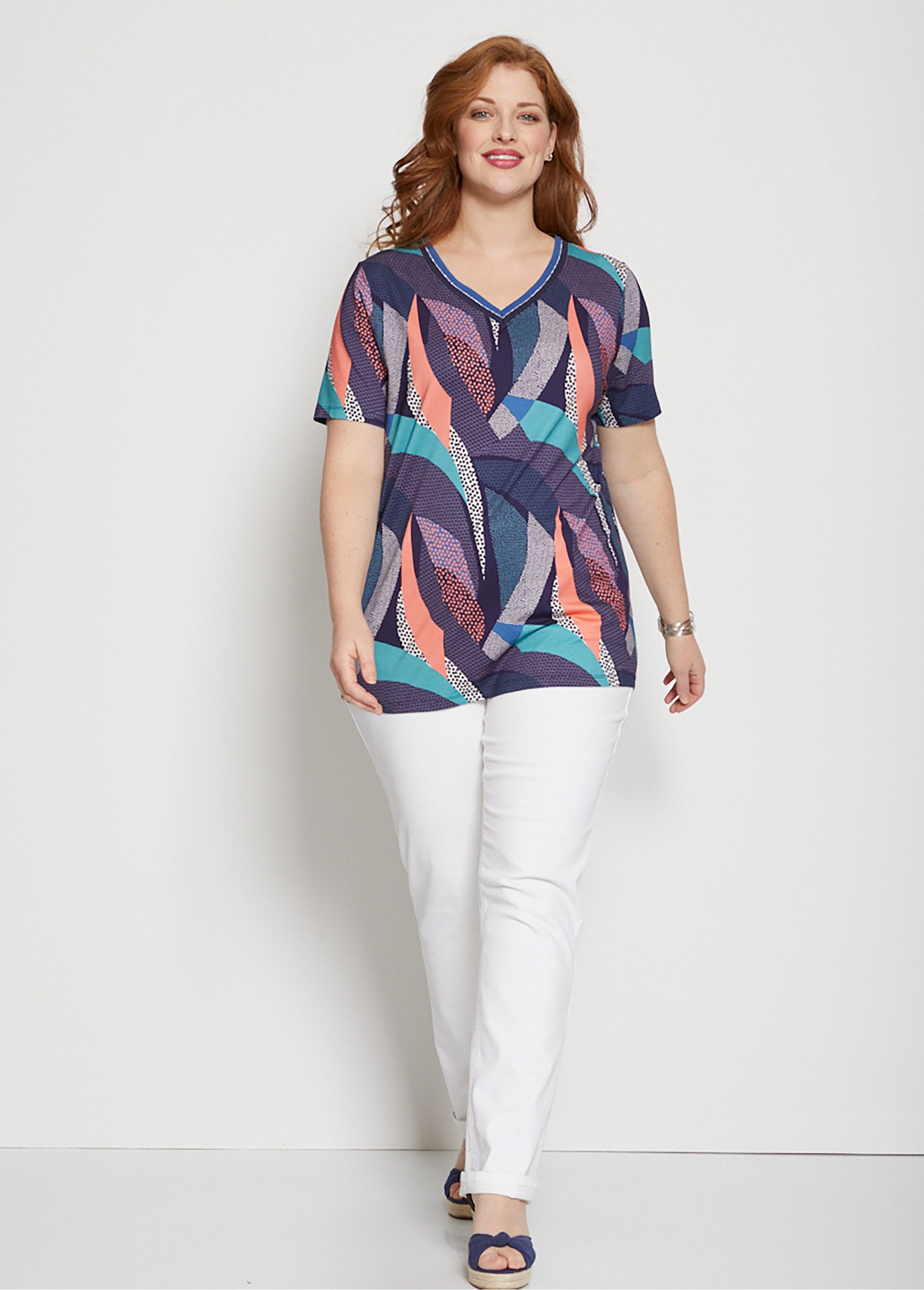 Camiseta_de_punto_con_cuello_de_pico_y_ribete_iridiscente_azul_y_esmeralda_SF1_curvy