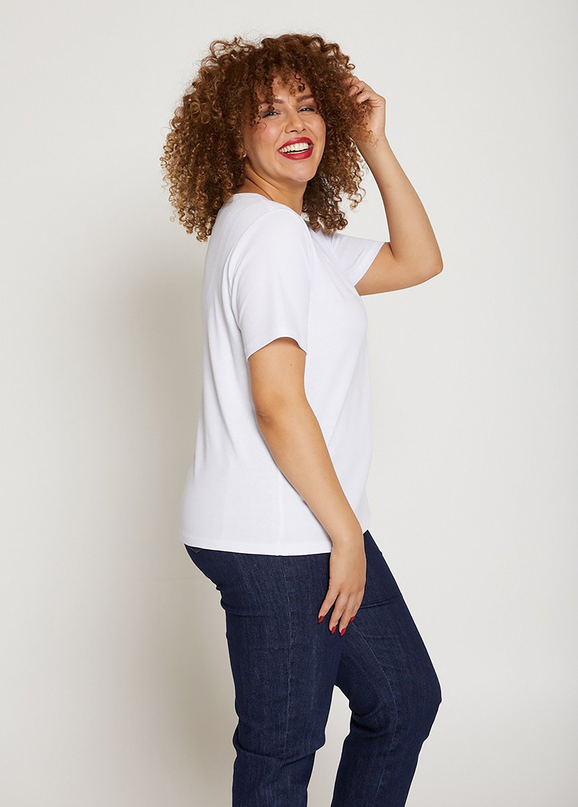Camiseta_de_algodón_orgánico_de_corte_recto_con_mensaje_Crudo_DR1_curvy