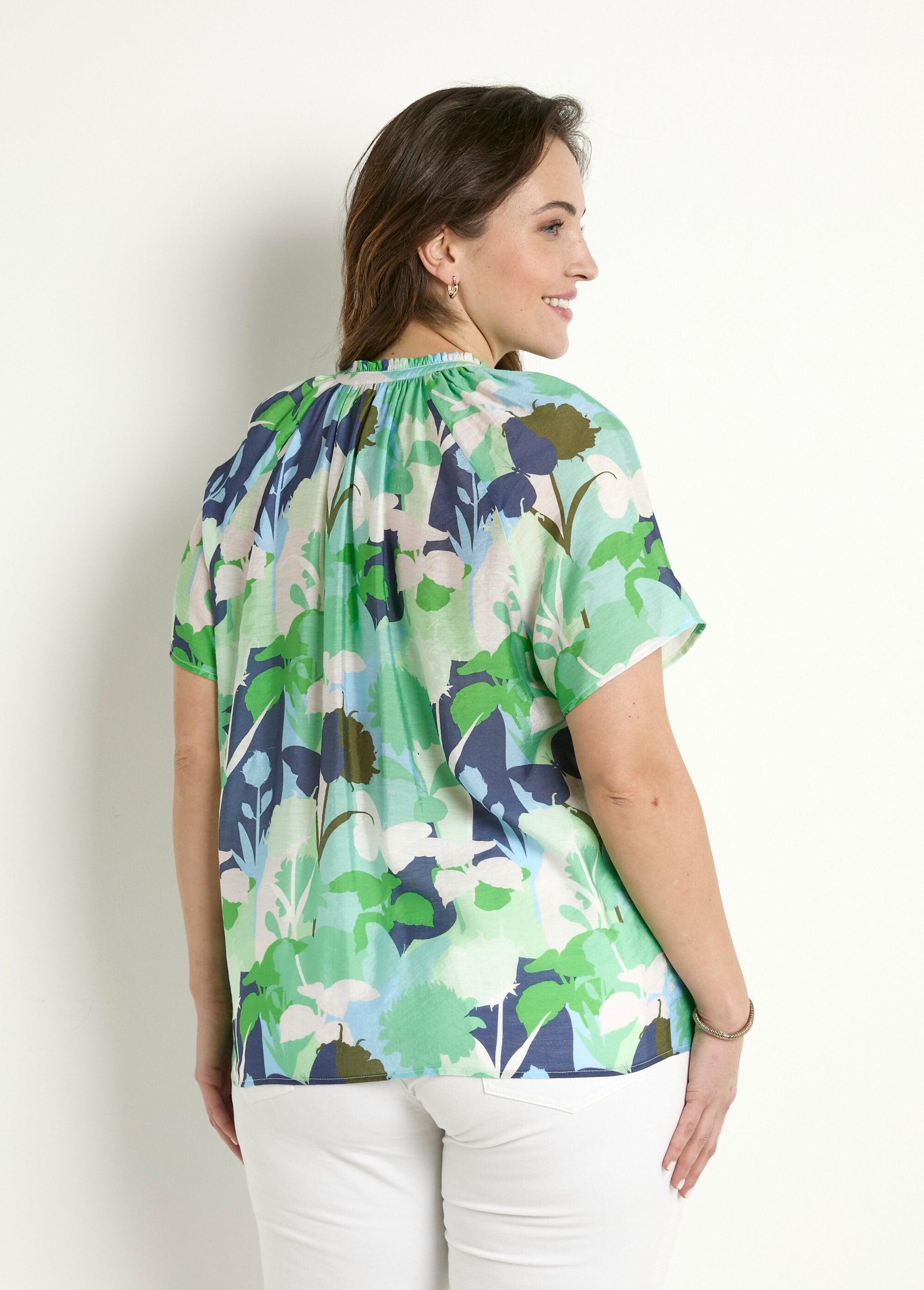 Túnica_larga_de_velo_floral_con_escote_en_pico_con_volantes_Azul_y_verde_DO1_curvy