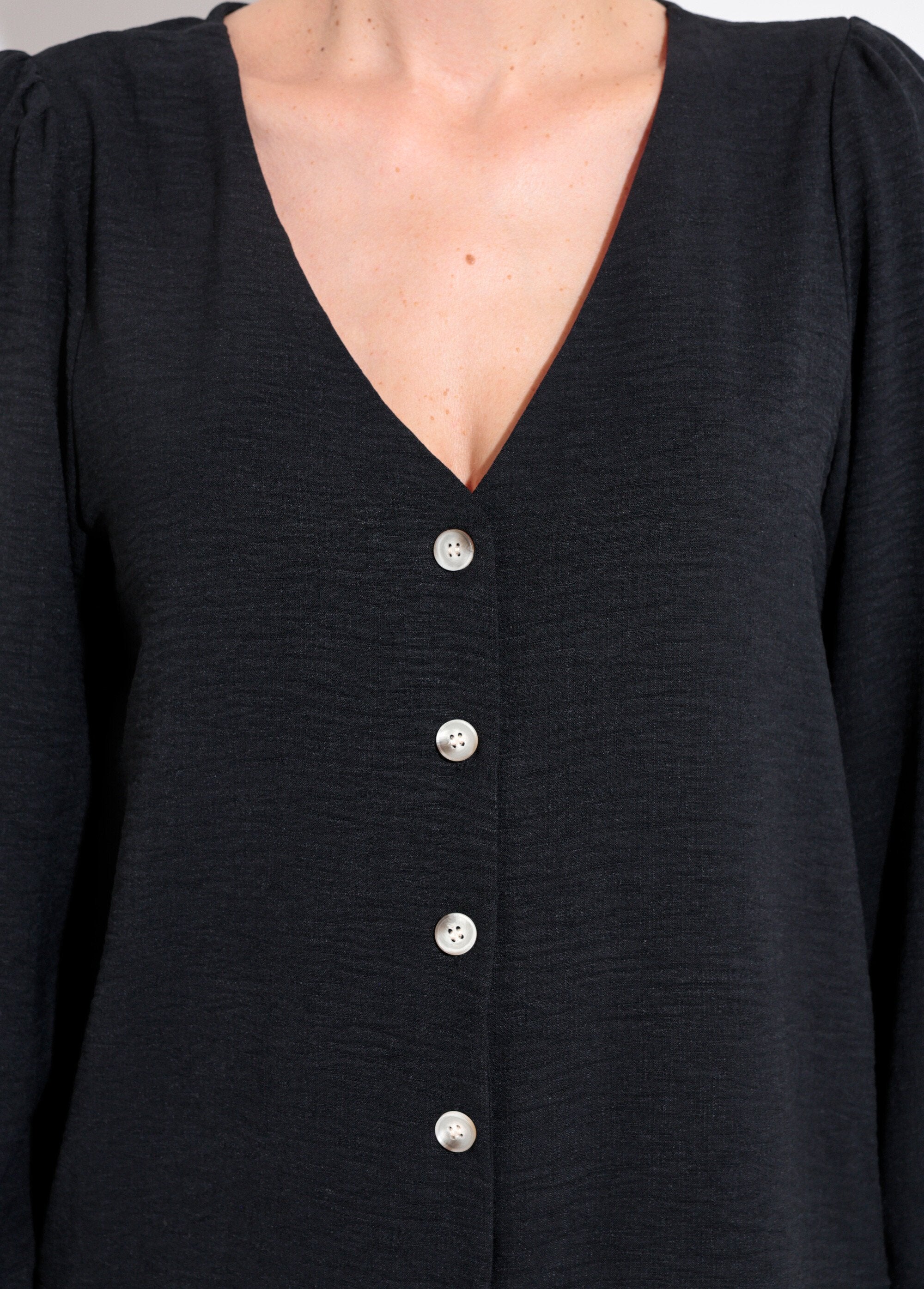 Túnica_abotonada_y_en_relieve_con_cuello_en_V_Negro_DE1_slim