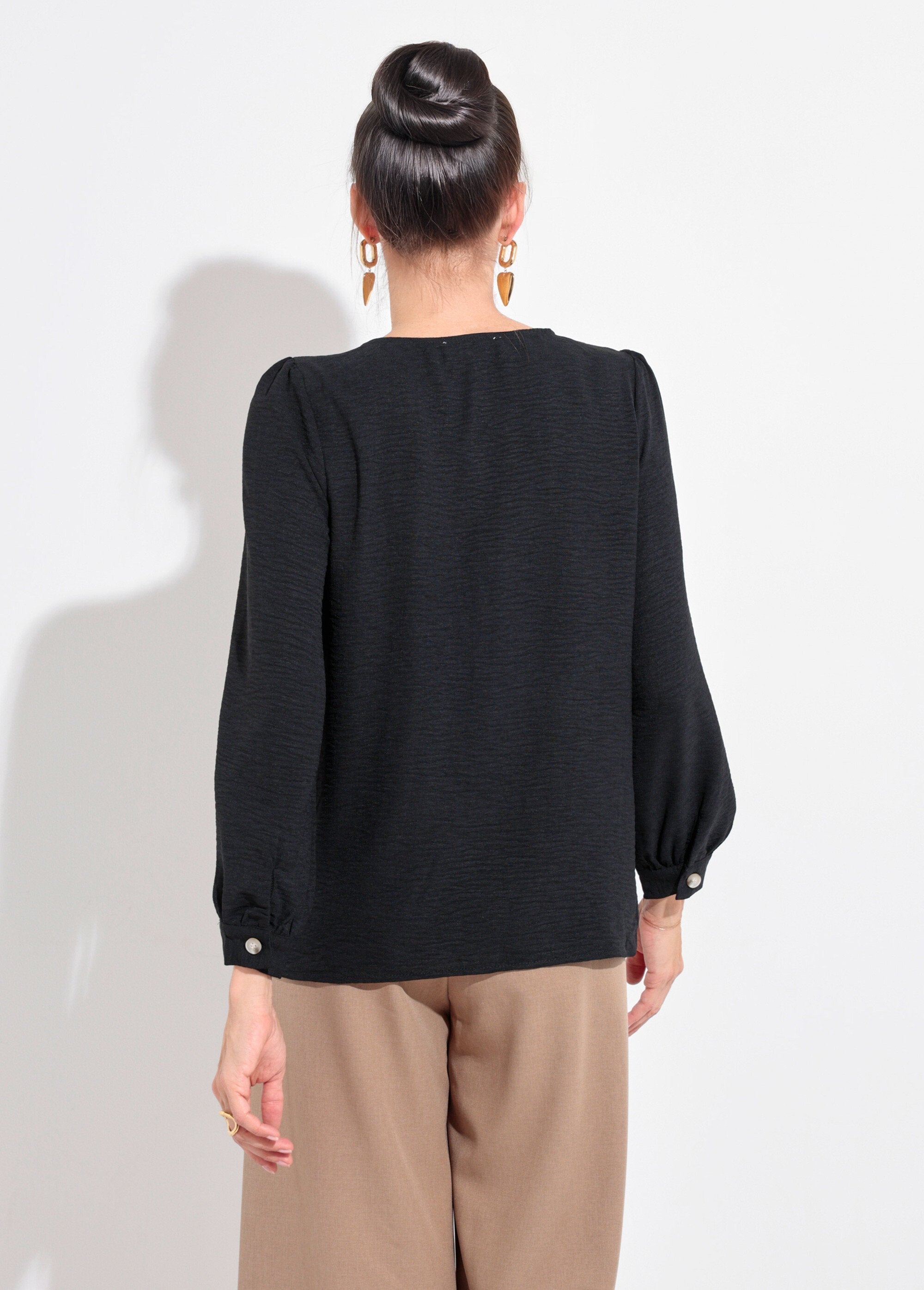 Túnica_abotonada_y_en_relieve_con_cuello_en_V_Negro_DO1_slim