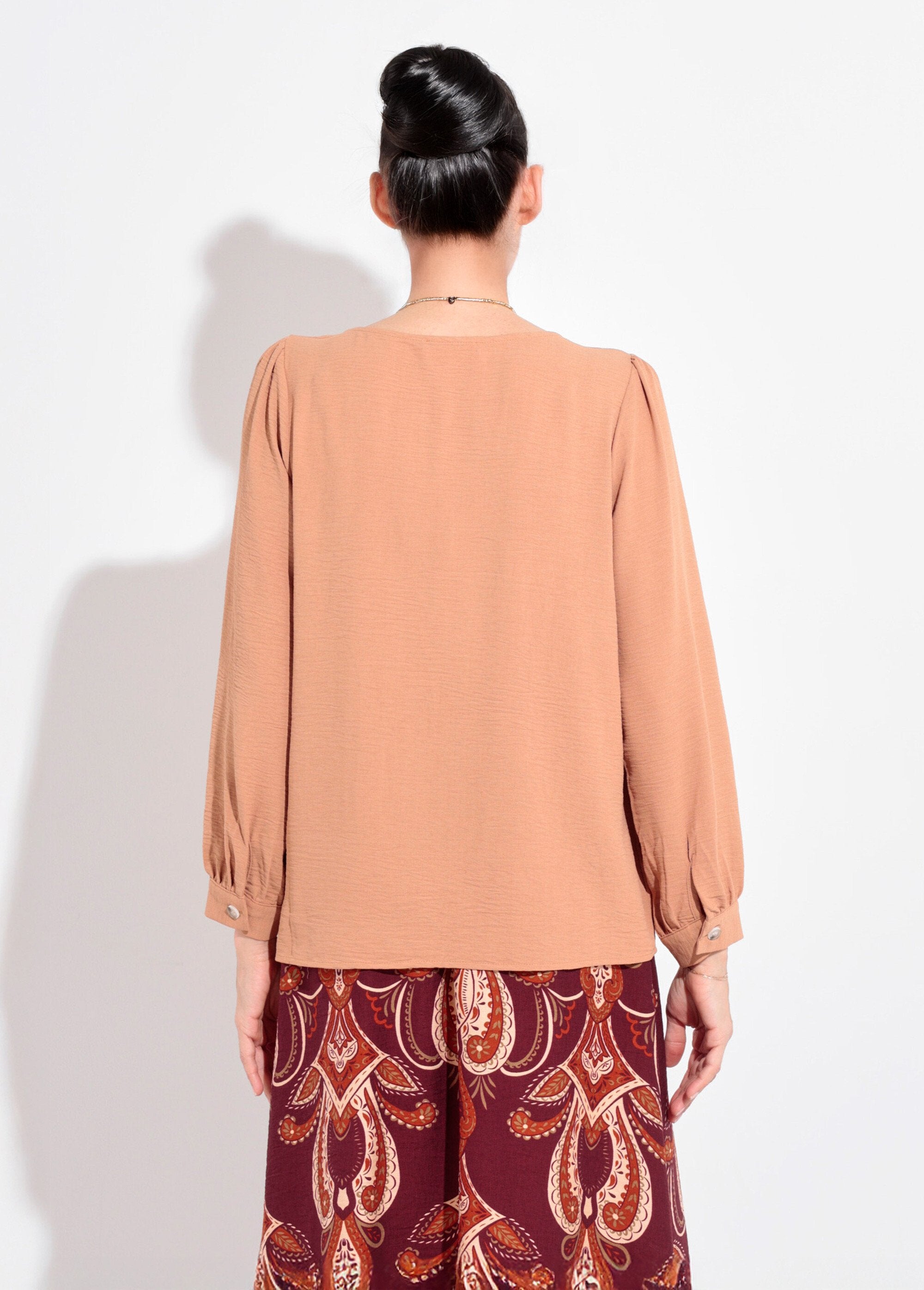 Túnica_abotonada_y_en_relieve_con_cuello_en_V_camello_DO1_slim