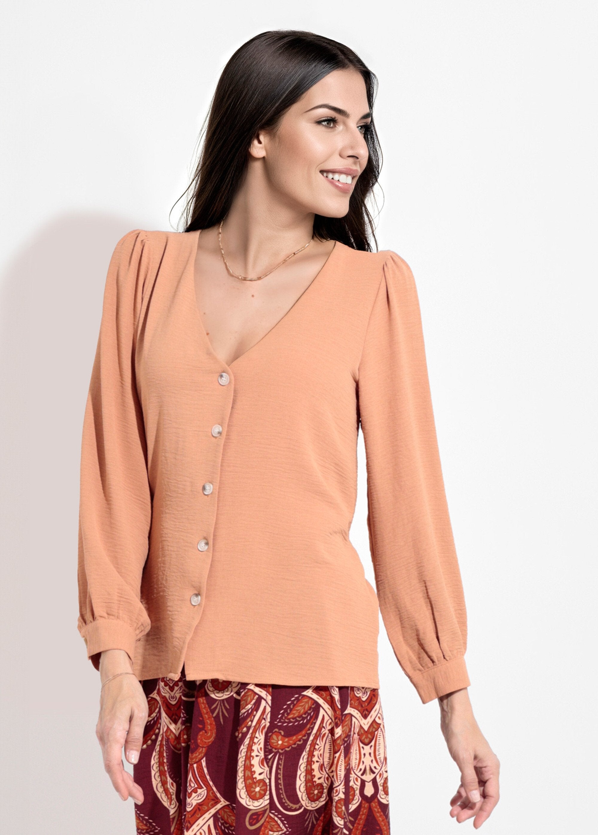 Túnica_abotonada_y_en_relieve_con_cuello_en_V_camello_FA1_slim