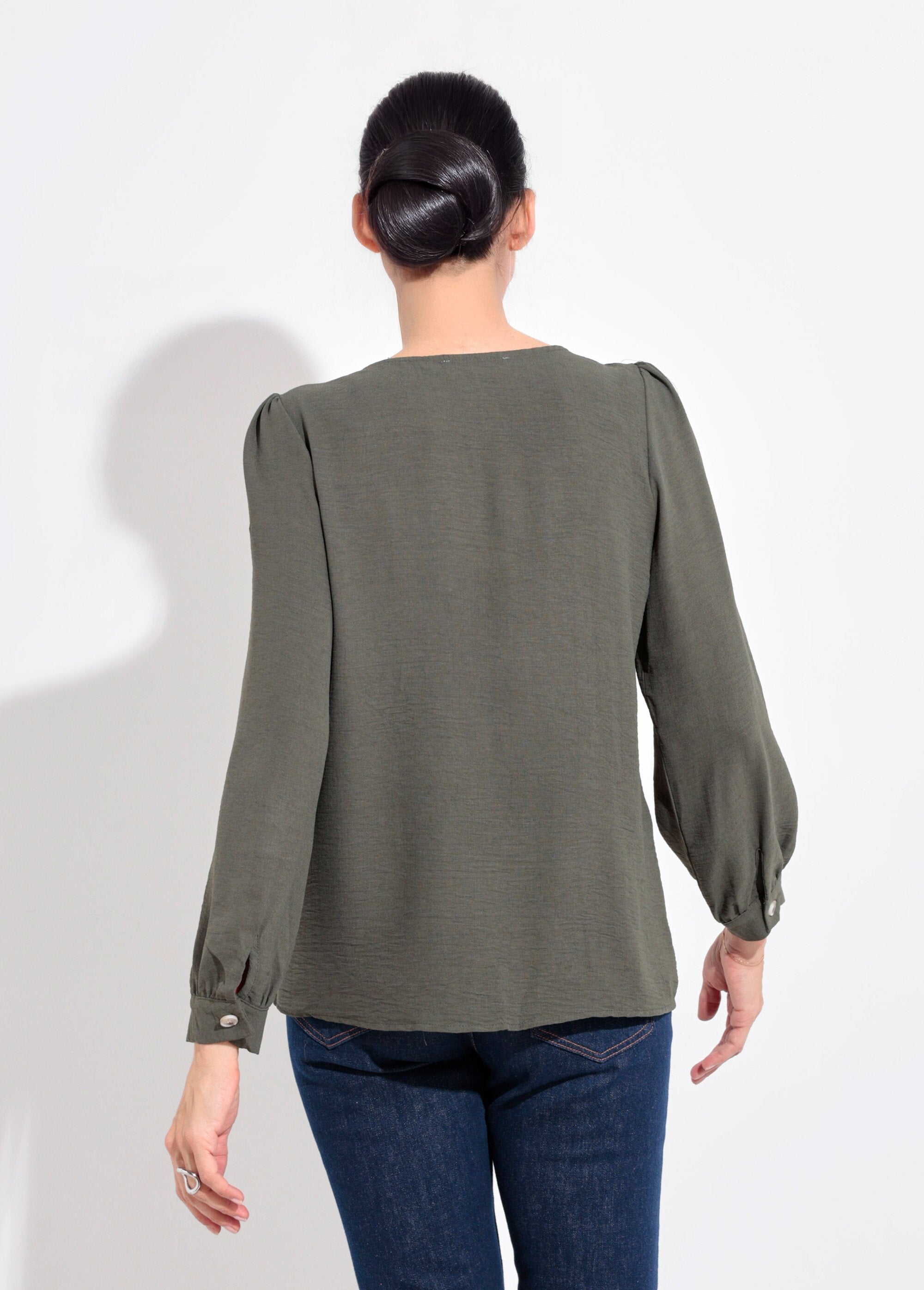 Túnica_abotonada_y_en_relieve_con_cuello_en_V_Caqui_DO1_slim