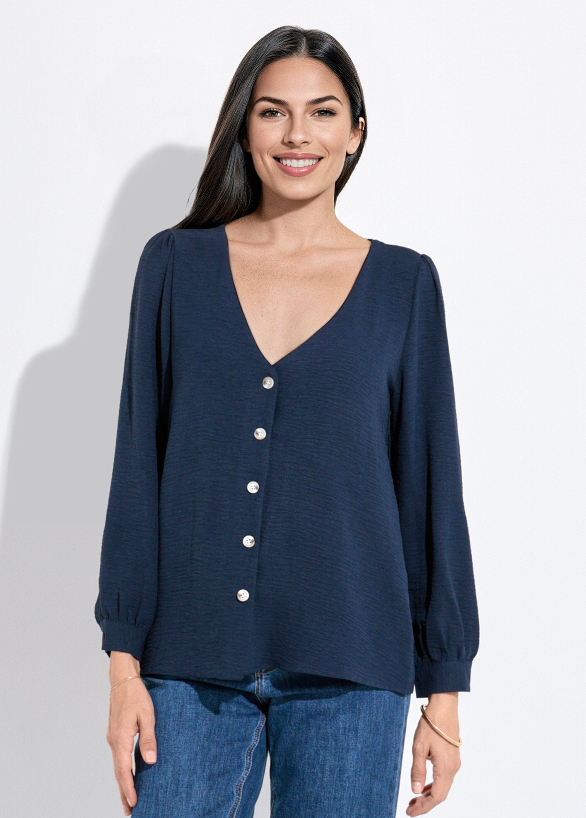 Túnica_abotonada_y_en_relieve_con_cuello_en_V_Marina_FA1_slim