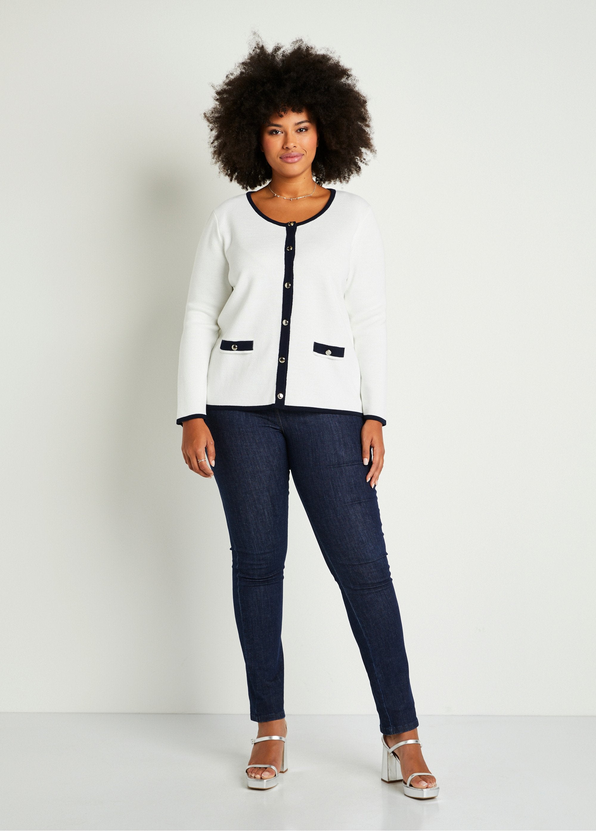 Chaqueta_tipo_cárdigan_con_botones_Blanco_y_azul_marino_SF1_curvy