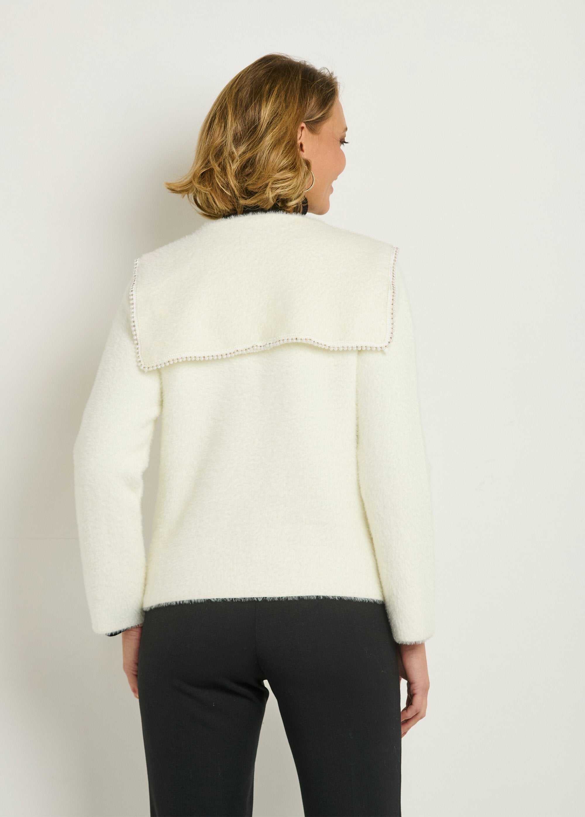 Chaqueta_de_punto_con_cuello_en_V_y_detalles_chic_Blanc_DO2_slim