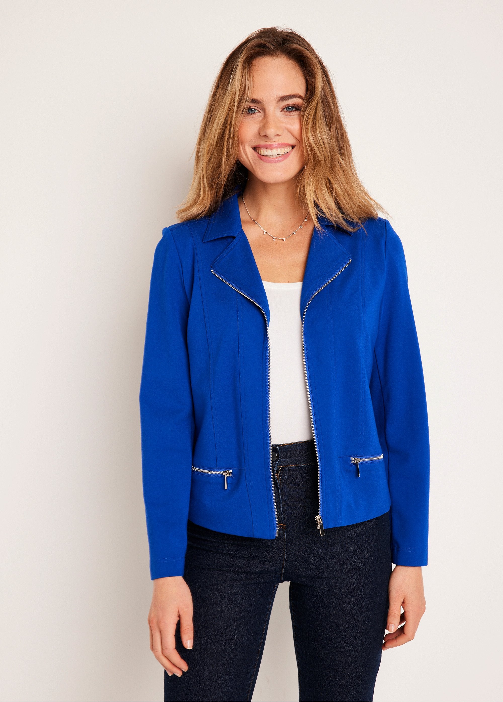 Chaqueta_corta_recta_con_cremallera_de_punto_Milano_azul_duro_FA1_slim