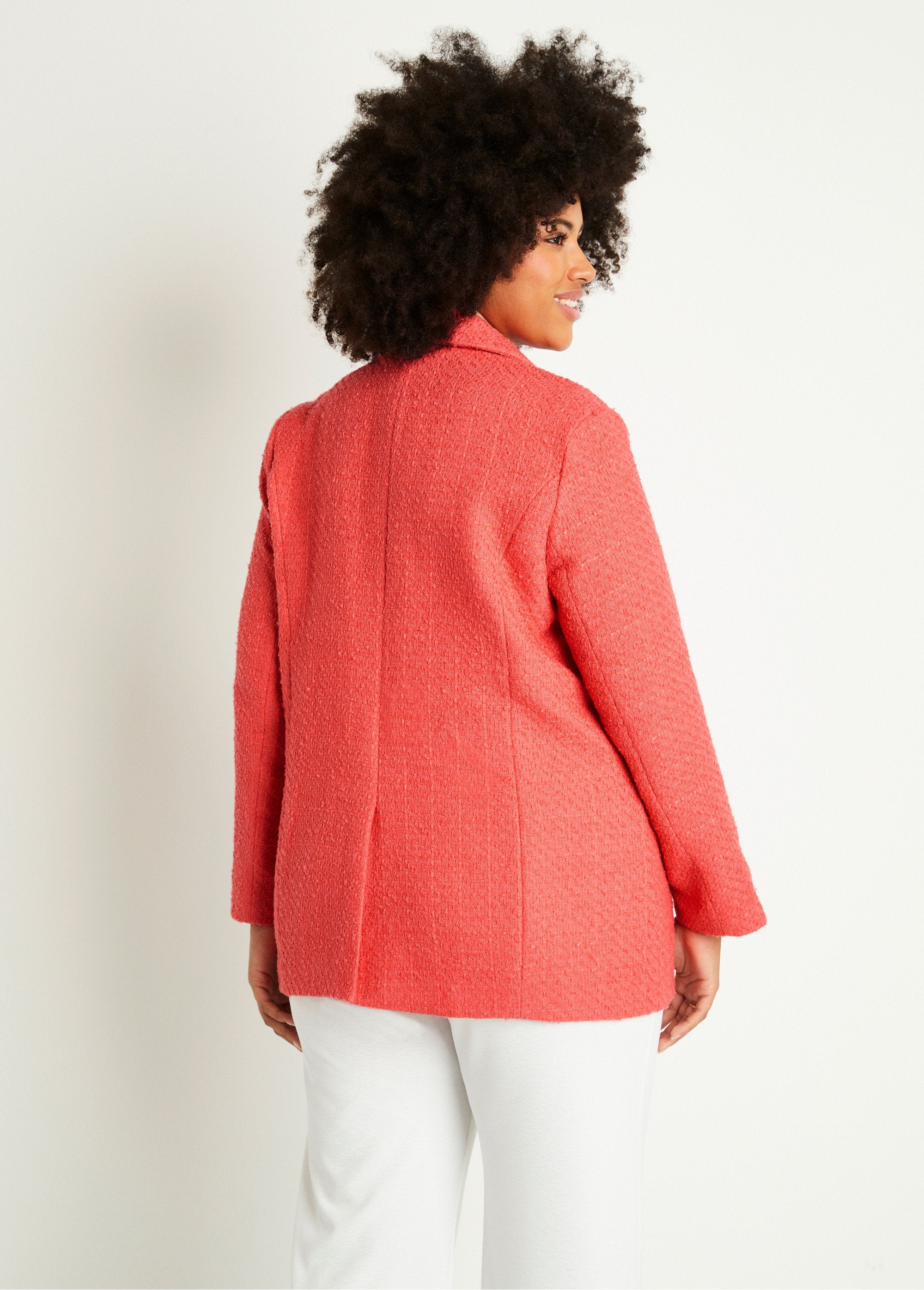 Chaqueta_recta_abotonada_en_tejido_de_cesta_con_cuello_sastre_Coral_DO1_curvy