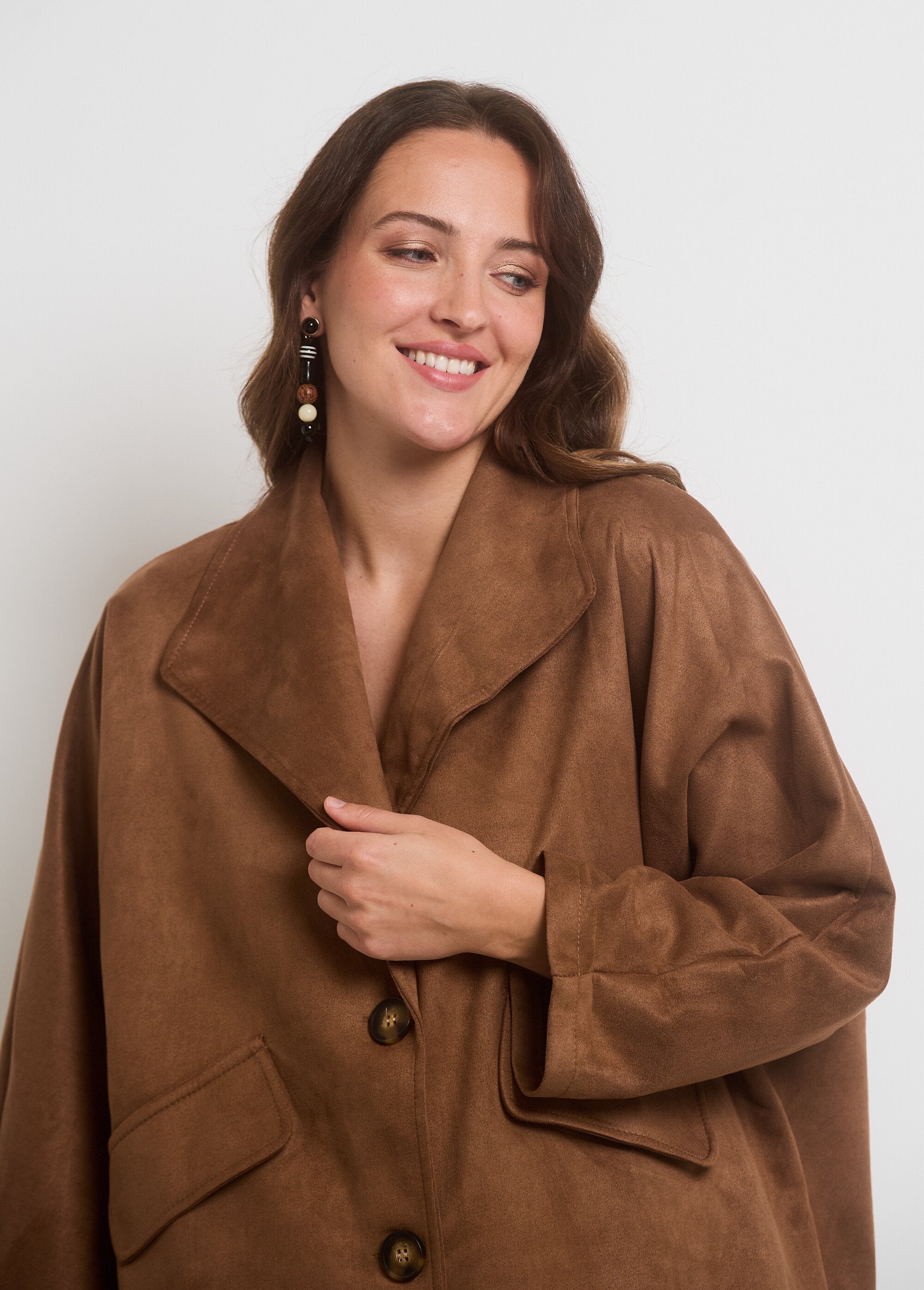 Chaqueta_larga_con_cuello_de_ante_Beige_DE1_curvy