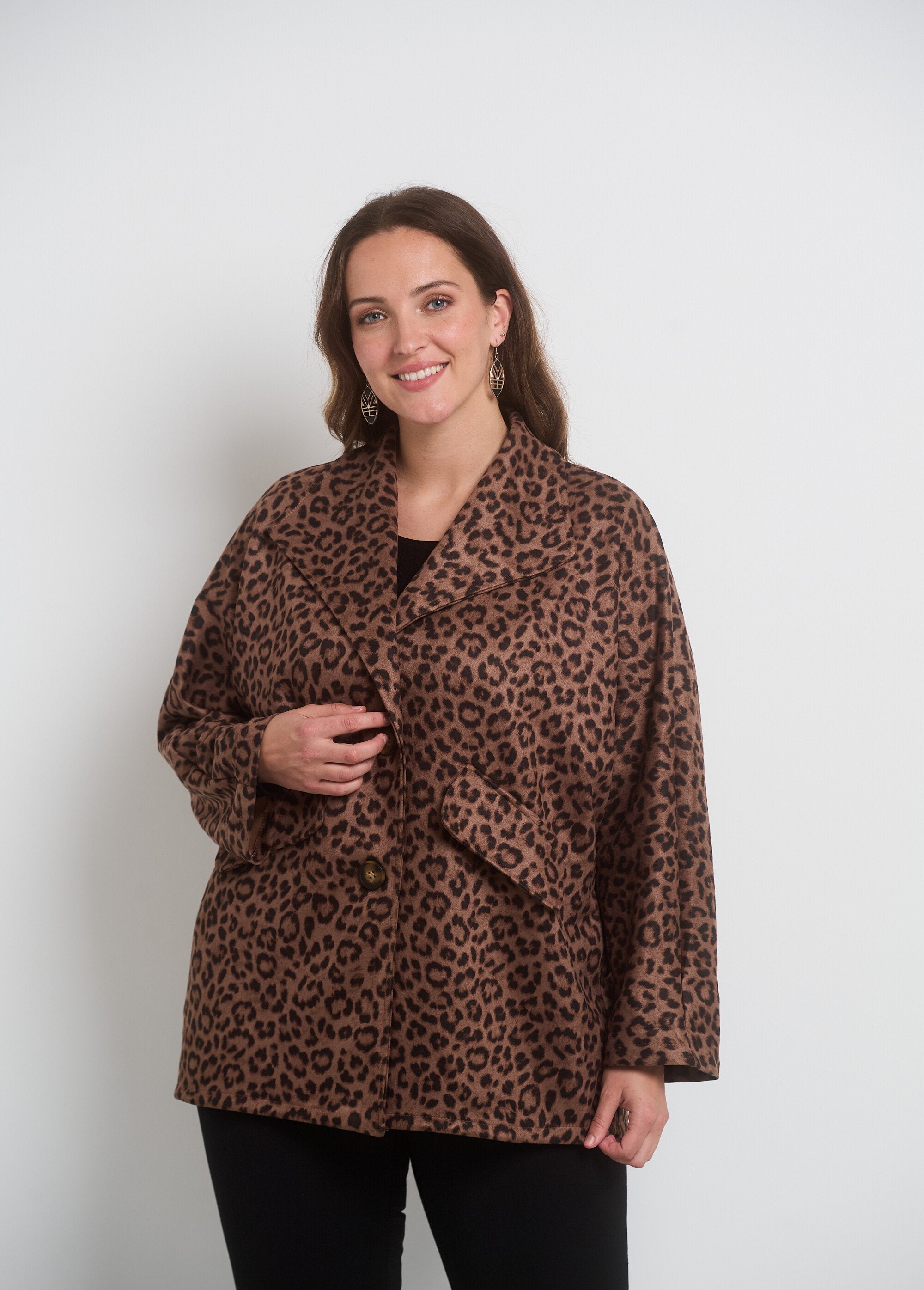 Chaqueta_larga_de_ante_con_estampado_de_leopardo_Estampado_beige_FA1_curvy