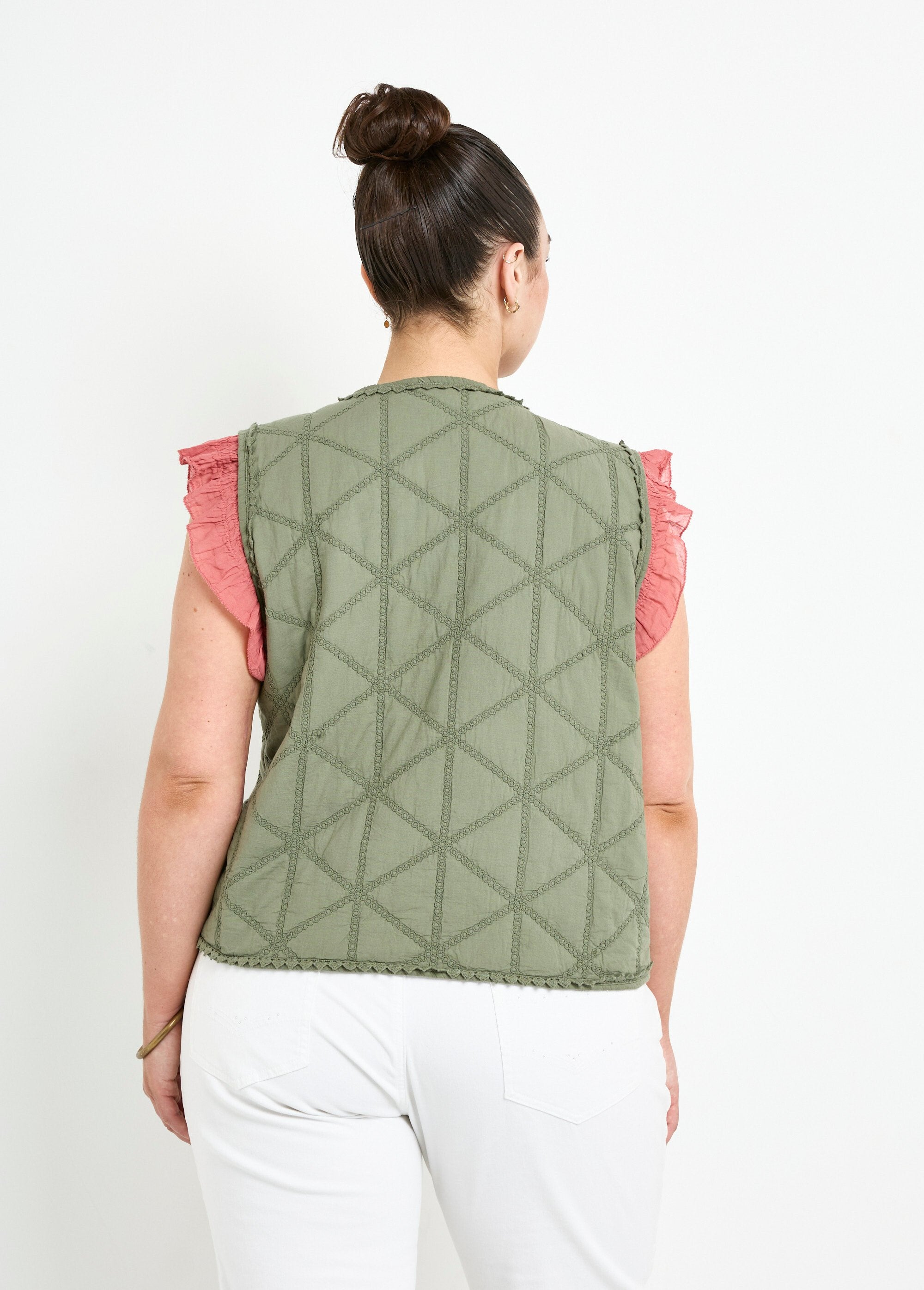 Chaqueta_acolchada_bordada_sin_mangas_Caqui_DO1_curvy