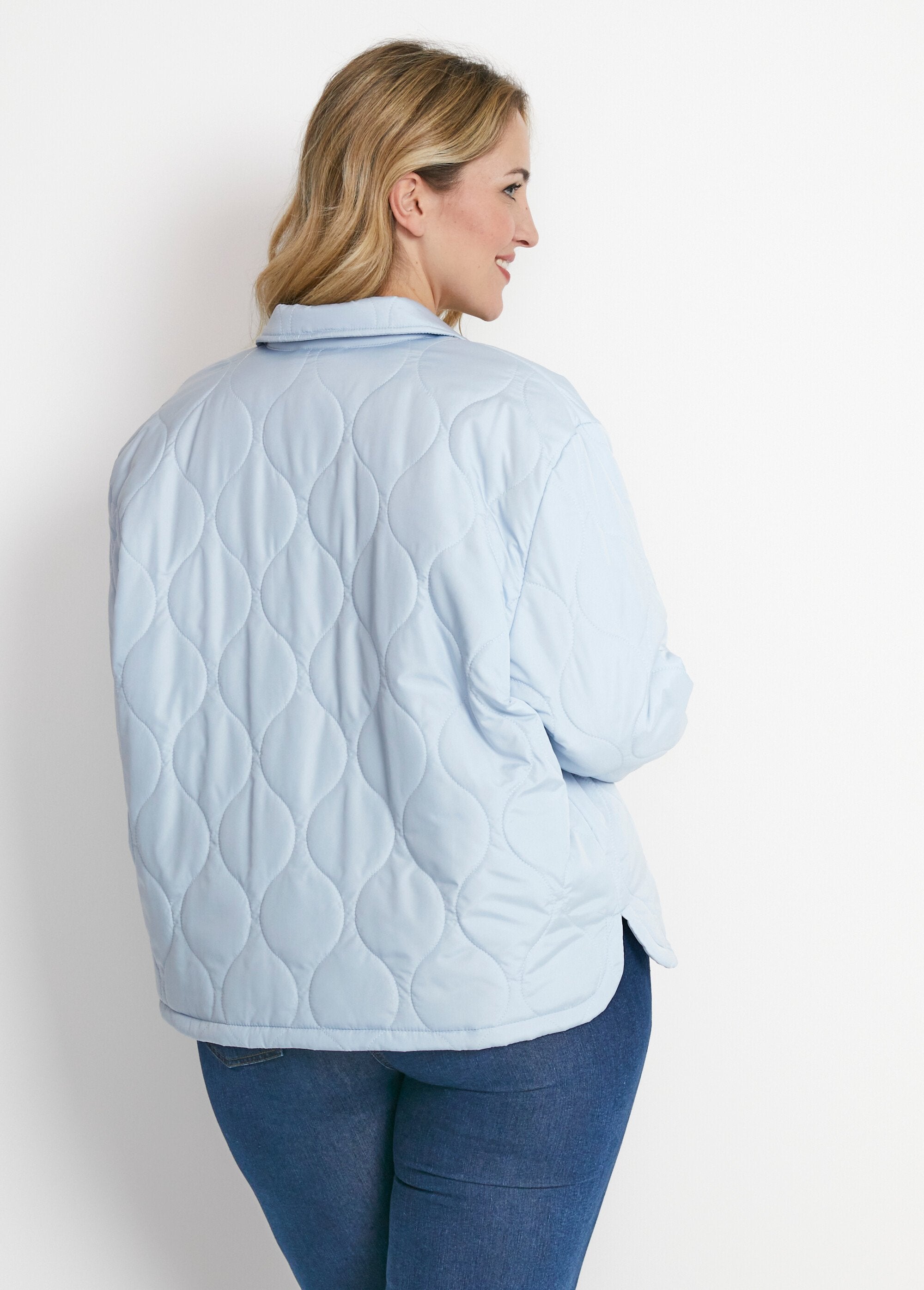 Chaqueta_corta_acolchada_con_botones_automáticos_Cielo_azul_DO1_curvy