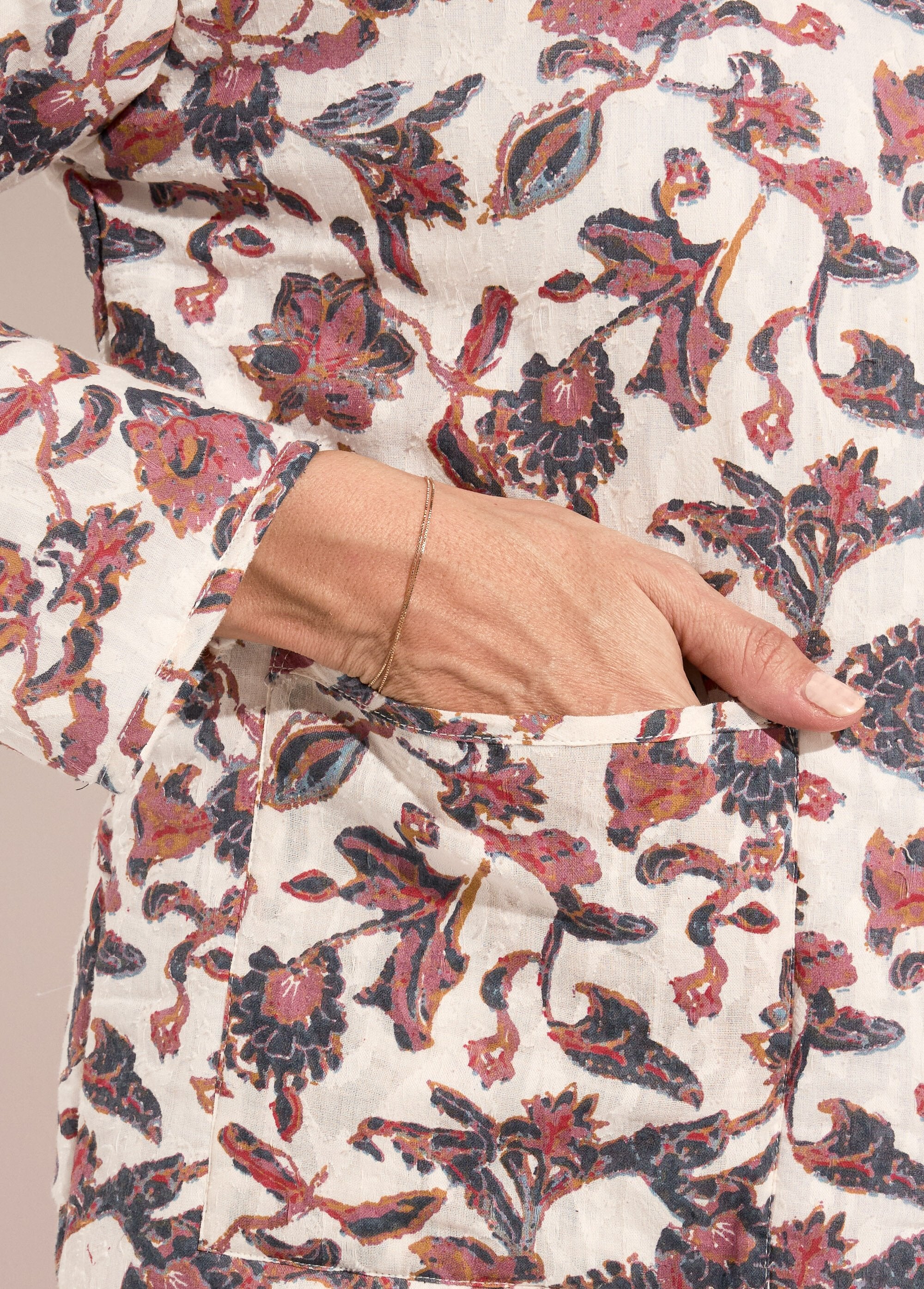 Anorak_estampado_sin_cuello_con_cremallera_fondo_crudo_DE2_slim