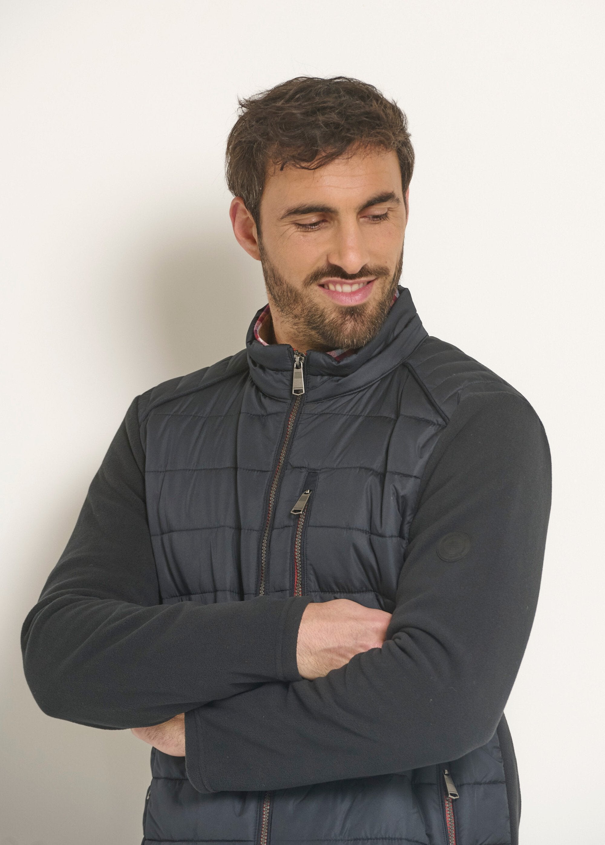 Chaqueta_acolchada_con_cremallera_y_detalles_polares_Negro_DE1_slim