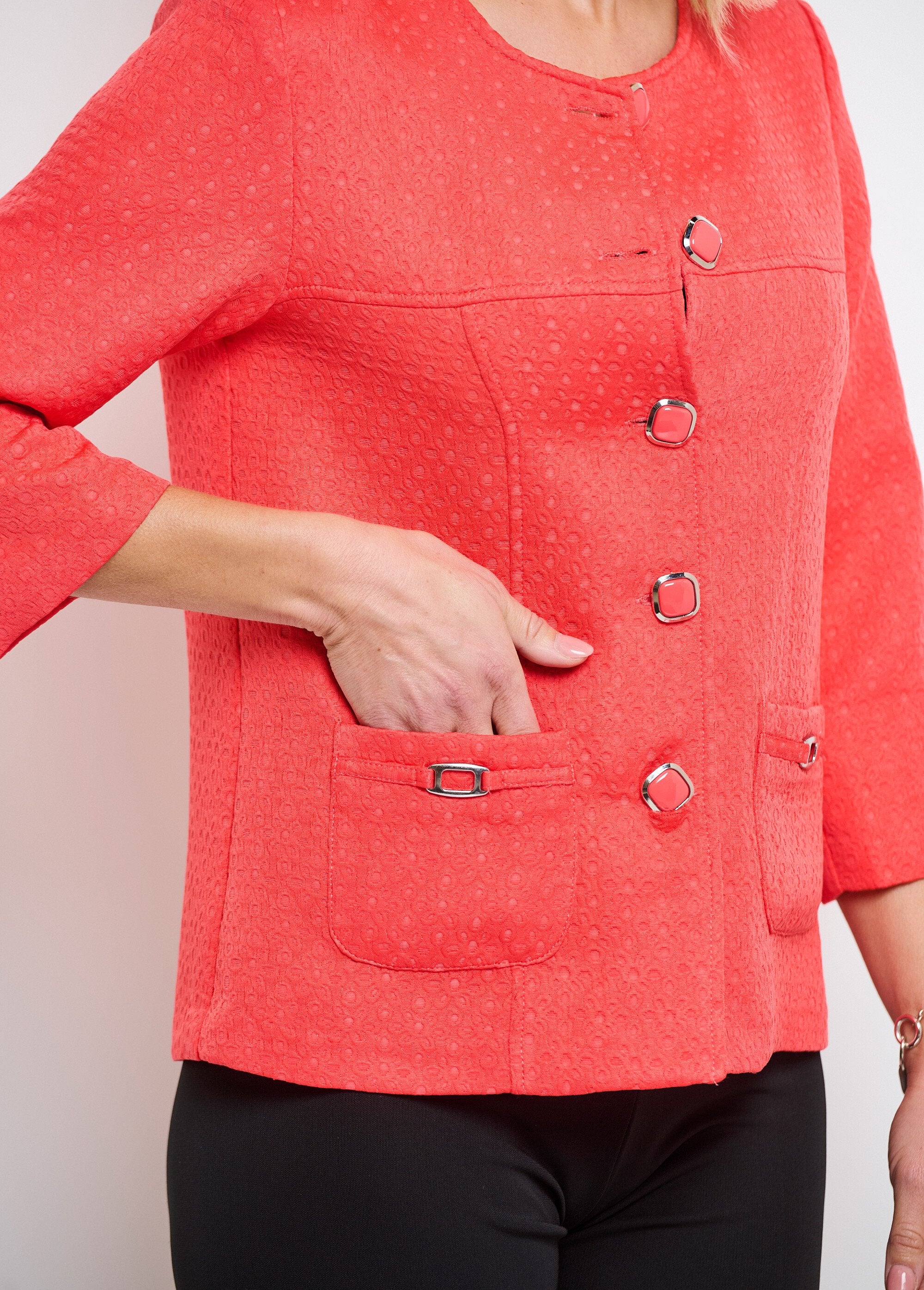 Chaqueta_con_cuello_redondo_y_manga_3/4_Coral_DE2_slim