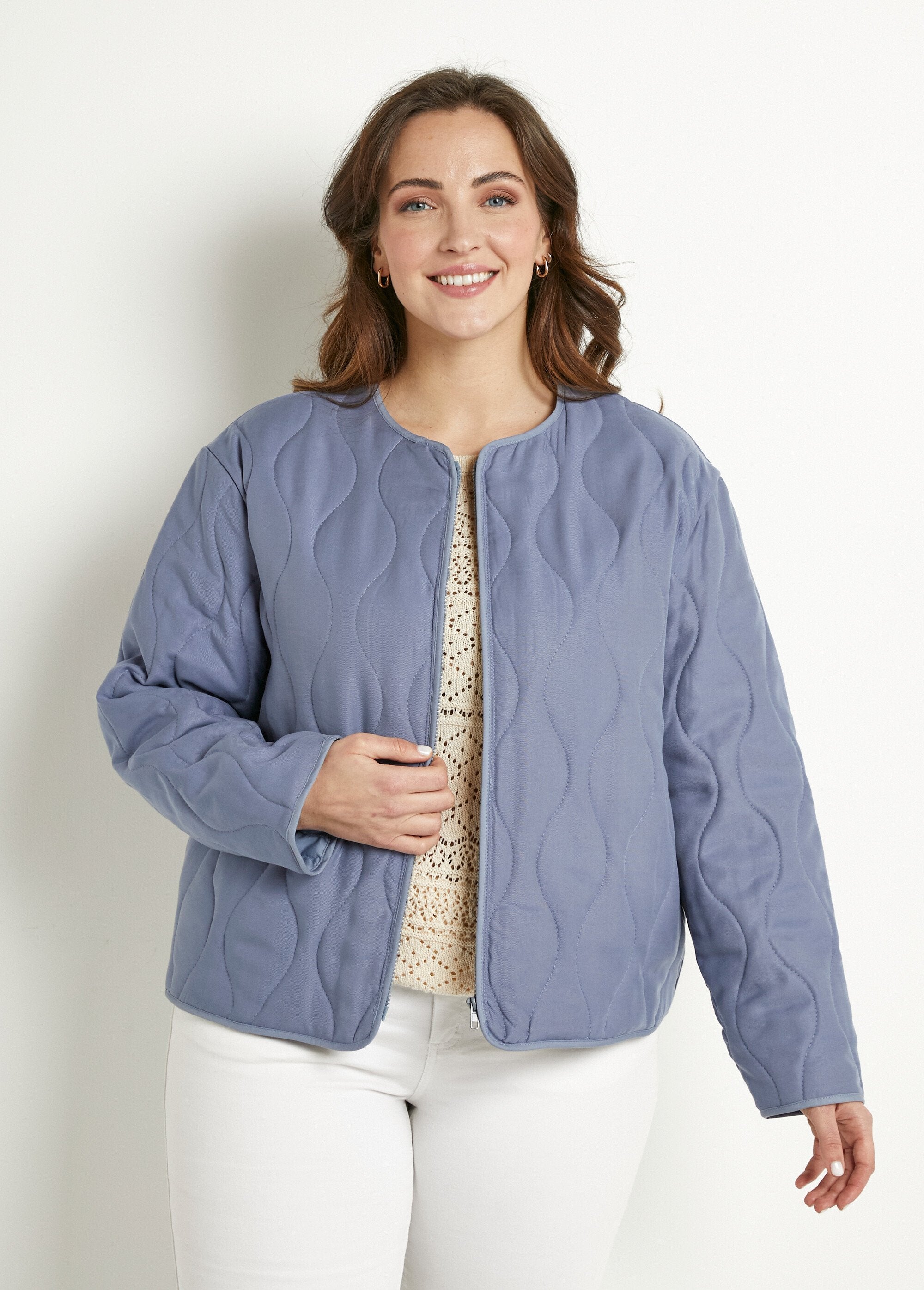 Chaqueta_corta_lisa_acolchada_con_cremallera_y_cuello_redondo_vaqueros_azules_FA1_curvy